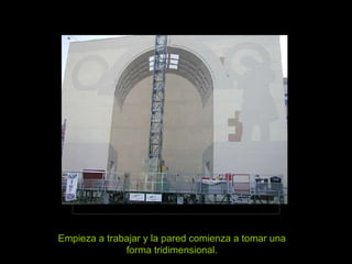 Empieza a trabajar y la pared comienza a tomar una forma tridimensional. 