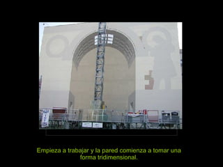 Empieza a trabajar y la pared comienza a tomar una forma tridimensional. 