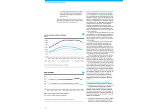 24
Hacia un equilibrio de los balances bancarios
El desendeudamiento ha discurrido en paralelo
con un reequilibrio en la gestión financiera banca-
ria. La actividad bancaria se sustenta en la inter-
mediación crediticia, captación de depósitos del
público y su canalización al crédito. Por tanto, la
viabilidad y estabilidad de las entidades requiere
un equilibrio entre los depósitos (principal fuente
de financiación) y los activos (principalmente
créditos) como destino de la inversión. Este
equilibrio constituye uno de los mecanismos más
importantes para preservar la estabilidad finan-
ciera. Su relajación se encuentra en el origen de
la crisis financiera.
El proceso de desendeudamiento de la econo-
mía española se ha acompañado de una gestión
bancaria hacia una mayor estabilidad financiera
de los balances bancarios, buscando un mejor
ratio de liquidez entre los activos y los depósitos
de la clientela.
La cuota de activos no financiada por depó-
sitos debe cubrirse mediante el recurso a la
emisión de instrumentos de capital (híbridos o
de renta fija simple) dirigidos a inversores en el
mercado internacional de capitales. Esta circuns-
tancia, desconocida en períodos precedentes, ha
constituido una de las características del desen-
deudamiento español, debido al riesgo de pérdida
de confianza del inversor internacional.
Esta estrategia de gestión financiera bancaria
tiene su instrumento de medición en el ratio de
liquidez. El objetivo en términos de estabilidad
financiera consiste en disponer de la mayor cuota
posible de activos financiados mediante depósitos.
En los años previos a la crisis, los bancos eu-
ropeos registraban una baja proporción de inver-
sión crediticia financiada mediante depósitos, con
un recurso excesivo a mecanismos alternativos
de financiación. En el sistema bancario español,
entre 2001 y 2006, los préstamos representaban
una proporción superior al 120% del volumen de
los depósitos del público. Como resultado de
la modificación en las estrategias de financia-
ción bancaria, la situación se ha corregido. Los
depósitos del público prácticamente igualan el
crédito.2
Retos de futuro de la banca en España
La estabilidad del sistema bancario en términos
de solvencia se ha resuelto de forma satisfactoria.
El sector bancario español aún tiene pen-
diente el reto de la rentabilidad. En un entorno
financiero como el actual, con tipos de interés
en mínimos históricos a corto y medio plazo, las
pesadas estructuras de una banca comercial de
proximidad condicionan los resultados y la renta-
bilidad de las entidades:
1.	El margen de intereses se ha reducido progre-
sivamente en la última década, hasta el 1%
sobre activos totales medios (ATM), condicio-
•	En el pasivo, destacó el recurso a la finan-
ciación del Banco Central Europeo (BCE),
canalizado (carry trade) a la inversión en
deuda pública.
Este desendeudamiento ha llevado los activos
bancarios a los niveles de 2007, como al inicio
de la crisis financiera internacional.1
Activos bancarios, créditos y depósitos
mM €
Fuente: Memoria de Supervisión del Banco de España
Ratio de liquidez
Fuente: Elaboración propia a partir de datos del Banco de España
2004 2005 2006 2007 2008 2009 2010 2011 2012 2013
Depósitos clientelaCrédito clientelaActivos totales
0
500
1.000
1.500
2.000
2.500
3.000
3.500
Ratio de liquidez (activos totales/depósitos)
Ratio de liquidez (préstamos/depósitos)
100
2004
50
0
150
200
250
2005 2006 2007 2008 2009 2010 2011 2012 2013
1
2
COYUNTURA ECONÓMICAy financiera
 