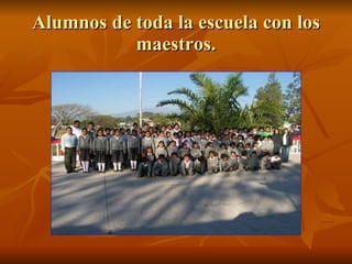Alumnos de toda la escuela con los maestros. 