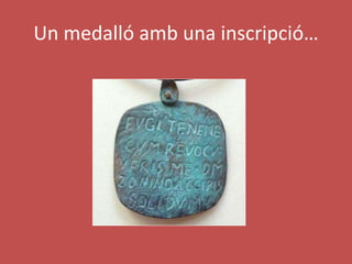 Un medalló amb una inscripció…
 