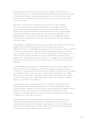 129 
que é encontrada tanto em alguns dos rolos quanto em um dos evangelhos (Lc 16:8). Além do título 
específico “Filhos da Luz”, o dualismo luz/trevas aparece tanto em alguns dos rolos quanto em alguns 
dos livros do Novo Testamento, principalmente no evangelho e nas ep ístolas de João. Outro exemplo 
é o modo como tanto os textos do Novo Testamento e os rolos utilizam as escrituras judaicas para 
justificar suas crenças. 
Outro dado a se considerar é que tanto na maior parte dos rolos como no Novo Testamento, 
encontra-se uma crença num Deus intimamente envolvido com os assuntos humanos. Um Deus que 
pune e recompensa seu povo como Ele acha que deve. Entre Deus e a humanidade, entretanto uma 
miríades de anjos agiam como intermediários. Anjos aparecem em vários rolos; auxiliam os humanos 
na batalha, guiam suas ações e cultuam a Deus. Já no Novo Testamento, da mesma forma, os anjos 
aparecem. Em Lucas 1 e 2 os anjos tanto anunciam a vinda de Jesus como também dizem a Maria e 
José o que fazerem. Já em Apocalipse, os anjos tanto cultuam a Deus como executam as puni ções de 
Deus contra os ímpios. 
Outra semelhança a se considerar é a existente entre a doutrina dos “Dois Espíritos” encontrada tanto 
no Manual de Disciplina como em algumas passagens do Novo Testamento. De acordo com o 
“Manual de Disciplina”, as almas humanas são guiadas por dois seres espirituais ou anjos: o espírito da 
luz tenta guiar a humanidade pelos caminhos da equidade e é quem governa sobre todos os indivíduos 
justos; já os Espírito das Trevas, tenta as pessoas a agirem iniquamente e tem total dom ínios sobre os 
iníquos. No Novo Testamento, Satã aparece diversas vezes como um espírito que tenta as pessoas a 
praticar o mal, chegando a tentar inclusive a Jesus (Mt. 4:1-11). Também 1 Jo. 4:16, fala do espírito 
do anticristo que, sendo oposto ao espírito da verdade, opõe-se ao povo de Deus e tenta desviá-lo do 
bom caminho. 
Interessante também é o fato de que tanto os cristãos primitivos como os autores de alguns dos rolos 
buscarem alternativa ou substituição para o sacrifícios de sangue. Para os primeiros cristãos a 
alternativa foi o vicário sacrifício e morte de Jesus, que, diz Hebreus, foi um sacrifício por excelência 
que tornou obsoleto todos os demais. Nos rolos, essa mesma id éia aparece quando le-se no “Manual 
de Disciplina” que um indivíduo virtuoso poderia redimir os pecados do outro através do seu próprio 
sofrimento. Percebe-se que tanto o “Manual de Disciplina” como o “Novo Testamento” beberam da 
imagem do “servo sofredor” de Isaías 52 e 53. 
Encerrando, podemos citar o rolo encontrado na Caverna 4 e batizado de “O Messias Perfurado”, 
onde uma figura misseânica, geralmente identificada como o “Príncipe da Congregação”, aparece 
agindo como salvador. Seu papel era liderar as tropas de Israel na batalha contra as nações e recuperar 
a glória nacional de Israel. Um papel mais ou menos semelhante é atribuído a Jesus no Novo 
Testamento - em sua segunda vinda ele viria com os exércitos do céu para executar a vingança contra 
os inimigos do povo de Deus (Mateus 24, Apoc. 9). 
Todos esses paralelos existentes entre os manuscritos do Mar Morto e o Novo Testamento servem, 
entretanto, para demonstrar um ponto importante: eles atestam inequivocamente que diversas 
tradições cristãs registradas no Novo Testamento estavam “em casa” no universo do judaísmo antigo. 
E mais, mostram-se impregnados pelo rico legado literário de uma era de crise do povo judaico. Uma 
era que ocasionou e marcou os estágios iniciais do cristianismo. 
 