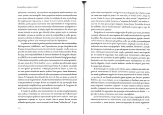 Escola pública e pobreza no Brasil
pulacional e territorial, tão cristalinas nas propostas modernizadoras, não
eram, porém, seu monopólio. Esses propósitos também moviam as formas
mais conservadoras de expansão escolar, e a instalação de uma escola, longe
de simplesmente representar o avanço de novos valores, atitudes e men-
talidades, podia apenas representar uma oportunidade de revigoramento
de posições políticas não mais sustentadas suficientemente pelas práticas e
instituições tradicionais. A seleção rígida das instituições e dos setores que
teriam entrada na escola, para difundir ideias, propor ações e coordenar
atividades, tornava-se também um meio de compartilhar o poder que au-
mentava a eficácia da utilização da escola como instrumento de atualização
do prestígio político e de renovação dos laços de dependência.
As práticas de cessão de prédios para funcionamento das escolas também
dão importante visibilidade a isso. Especialmente porque tais práticas não
ficaram circunscritas aos momentos iniciais de expansão escolar, como se
percebe nos dados sobre prédios cedidos no I Censo Educacional do Brasil,
de 1 964, sob a responsabilidade do Instituto Brasileiro de Geografia e Estatís-
tica (IBGE) e do no então Insitituto Nacional de Estudos Pedagógicos (Inep).
O alto número de prédios cedidos para funcionamento do ensino primário,
_çG.440, cerca de _ç2% do total de 107.411 prédios que ofereciam ensino
nesse nível, permite levantar questões importantes. A cessão de um prédio
era um "gesto" que facilitava a utilização privada do Estado e, como tal,
era uma prática dotada de sentido político forte para a classe dominante,
constituindo-se num patrimônio de saber que passava a orientar a ação dessas
classes. A "expansão desordenada" não deve, de fato, ser posta na conta de
"práticas locais fragmentárias". Sua forma disseminada no território nacional
e sua persistência no tempo devem nos impedir de cair na tentação dessa
interpretação simplificadora, pois sinalizam uma espécie de "programa de
ação" inscrito nas práticas de dominação territorial.
A cessão de prédios para funcionamento de escolas era praticamente
uma política. Constituía um instrumento de reinserção das "velhas forças"
nos novos espaços políticos representados pelos novos ramos e canais que
espraiavam o aparato e a ação do Estado. Não se tratava de um recurso
utilizado apenas para a reestruturação local dessas "velhas forças", já que
200
3. O robustecimento da escola
ações como essa repunham e revigoravam a participação das relações locais
na trama mais ampla do poder. Por esse meio, as "forças locais", longe de
serem feridas de morte pela expansão da esfera estatal, "expandiam-se"
quase na mesma medida. Inclusive, a"expansão do Estado", em muitos ca-
sos, não era mais que a própria expansão dessas forças. Revestidas de nova
formalidade, elas se "modernizavam", habilitando-se para jogar o jogo do
poder num novo patamar.
Tais práticas de concessões e negociações de poder, por vezes, permitem
remontar a história de uma expansão do Estado desvinculada da expansão
do público. Para donos de terras, industriais, empresários, igrejas e mesmo
certos setores da administração pública, ceder um prédio ou uma sala para
a instalação de uma escola podia representar a ampliação concreta do con-
trole sobre uma área e sua população. Podia, também, fortalecer a posição
de uma pessoa, instituição ou grupo não apenas no setor educacional, mas
numa esfera governamental mais ampla, garantindo maior participação
até nos canais de negociação mais amplos que forneceriam a chave para
outros tipos de concessões do poder público. Era um gesto, portanto, que
funcionava em dois sentidos: permitindo maior enraizamento no nível
local e religando o local a outros âmbitos e escalas de relações, por meio
de canais mais eficientes.
A disseminação de escolas no território, assim, realizava um modo sin-
gular de enraizamento do Estado no território nacional e, por esse meio,
um modo igualmente singular de alcance populacional do Estado. Tratava-
-se, porém, de um Estado produzido, passo a passo, por forças e projetos
distintos, que ora se batiam, ora se compunham ou fundiam, mas que, no
s~ldo das relações, se mantinha predominantemente controlado por classes
pouco dispostas a estender o aparato e as ações estatais a todos na mesma
medida. A expansão da escola tornou-se, nesse contexto de relações, uma
oportunidade de negociação das presenças e das ausências do Estado - o
que não se daria, certamente, sem fortes contradições.
Apesar desses limites, é importante reconhecer que a expansão da oferta
educacional realizava-se, efetivamente, como maior distribuição da escola
no território e, nesse sentido, maior incorporação de novos segmentos
201
 