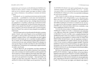 Escola pública e pobreza no Brasil
populacionais, que levavam para a escola referências pouco familiares a seu
conjunto ele saberes, práticas e normas. Os estranhamentos disso decor-
rentes, por sua vez, passavam a ganhar mais espaço nos debates à medida
que a escola se disseminava e seus problemas se tornavam mais intensos
e visíveis.
Nas décadas de 1950-60, a questão que já atravessara a primeira metade
do século XX - a possibilidade de a escola atuar como instrumento de
promoção de mudanças sociais que concorressem para a modernização da
nação - seria reeditada tendo por base a ideologia desenvolvimentista
que gradualmente se consolidava. A ideia de que a escola deveria assumir
o papel de "agente propulsionador" do desenvolvimento esbarrava na per-
sistência de uma expansão "desordenada" e na consequente ineficiência do
ensino, ensejando as mais diversas discussões sobre os motivos da persis-
tência de tal "atraso" num contexto de tanta aclamação da necessidade de
modernização.
Um dos principais equívocos dessa discussão já foi abordado no primeiro
capítulo. Consiste, como mostra Frigotto (2001 a), na atribuição à escola
de um papel no sistema produtivo que ela não tem. Por isso sua falta de
qualidade é reputada ao atraso, e não compreendida como parte orgânica
da forma de modernização que veio a se produzir nos países periféricos.
Isso, no entanto, não era suficientemente percebido naquele momento, e
os atrasos da escola eram, assim, atribuídos à"falta de fé" na educação, um
termo que não chega a ser estranho, num debate de cunho modernizador, se
for lembrado que o encantamento com a modernização, naquele momento,
era similar a uma devoção.
A ideia de "falta de fé'', que correspondia a uma baixa consciência da
importância da educação, de seus "poderes construtivos" (em termos pes-
soais, sociais, nacionais), não raramente penalizava as classes populares sob
diversos aspectos. As "baixas exigências educacionais" dessas classes apare-
ciam como um dos motivos centrais da baixa qualidade do ensino. Mesmo
entre autores que questionavam essa posição - bem representados, por
exemplo, por Jaime Abreu, para quem a "falta de fé", se existia, era um
problema de conduta da classe dirigente, que não apresentava "crença real
202
·.~ .
;~
3. O robustecimento da escola
na conveniência da educação como agente propulsionador de um desen-
volvimento integrado da sociedade nacional" (1968, p. 26) -, persistia,
como pano de fundo, certa reiteração ela ideia de que as classes populares
não dispunham de condições para conduzir com propriedade reivindicações
por uma escola de qualidade.
Assim, ficavam na sombra as razões que orientavam as atitudes dessas
classes em relação à escola, deslegitimando-as a priori. Um primeiro pro-
blema nesse caso residia na própria consideração das "classes populares"
como um conjunto internamente indiferenciado. A não consideração da
diversidade de referências socioculturais, de condições de vida e de situa-
ção ocupacional dos diferentes grupos e segmentos sociais que· podem ser
entendidos como componentes dessas classes levava, comumente, a uma
leitura simplificadora também de suas ações.
As recusas das normas escolares e as tentativas de afirmação de outros
caminhos para a relação com a escola e o conhecimento eram submetidas
a um código que reduzia tudo a problemas de indisciplina, incivilidade
ou alheamento. De acordo com Valla ( 1986), as próprias descrições dos
"problemas da escola", muitas vezes, detinham-se numa leitura em negativo
das condutas das classes populares no contexto escolar. As crianças eram
desinteressadas, dormiam durante a aula, não respeitavam as normas es-
colares, eram desleixadas com o próprio material, eram sujas, não faziam
o dever de casa, trocavam os estudos por qualquer atividade. Os pais não
mandavam as crianças à escola; quando mandavam, não exigiam delas bom
desempenho, não reservavam tempo para seus estudos após as aulas nem
orientavam seus deveres de casa, não participavam da vida escolar dos filhos,
não exi9iam melhorias educacionais.
Essa forma de interpretação era representativa do ponto de vista de
grande parte de instituições e órgãos que lidavam com serviços básicos,
assistência social e ações de desenvolvimento comunitário, difundidos espe-
cialmente a partir da década de r 940. Nessa perspectiva, as classes populares
eram portadoras de comportamentos denotativos de uma incompreensão
sobre a importância da educação na transformação de suas vidas e da vida
do país. E de tal forma que, para alguns, sem submeter essas classes a
203
 