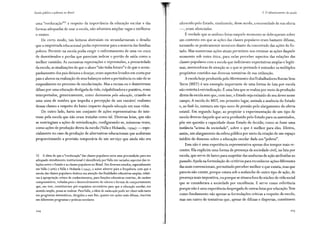 Escola pública e pobreza no Brasil
uma "reeducação"55
a respeito da importância da educação esc::ilar e das
formas adequadas de usar a escola, não adiantava ampliar vagas e melhorar
o ensino.
De certo modo, tais leituras abstraíam ou secundarizavam o desafio
que a empreitada educacional podia representar para a maioria das famílias
pobres. Persistir na escola podia exigir o enfrentamento de uma via crucis
de desestímulos e perdas que pareciam indicar o portão de saída como o
melhor caminho. As sucessivas reprovações e repreensões, a precariedade
da escola, as sinalizações de que o aluno "não tinha futuro" e de que o acom-
panhamento dos pais deixava a desejar, eram aspectos levados em conta por
pais e alunos na realização de seus balanços sobre a pertinência ou não de se
empenharem no processo de escolarização. Mas a recusa ou o desinteresse
difuso por uma educação desligada da vida, culpabilizadora e punitiva, eram
interpretados, genericamente, como desinteresse pela educação, criando-se
uma zona de sombra que impedia a percepção de um razoável realismo
dessas classes a respeito do baixo impacto daquela educação em suas vidas.
De outro lado, havia um conjunto de ações representativas do inte-
resse pela escola que não eram tratadas como tal. Diversas lutas, que não
se restringiam a ações de reivindicação, configurando-se, inúmeras vezes,
como ações de produção direta da escola (Valia e Holanda, r 994) - espe-
cialmente no caso da produção de alternativas educacionais que acabavam
proporcionando a provisão temporária de um serviço que ainda não era
55 A ideia de que a "reeducação" das classes populares seria uma precondição para seu
adequado atendimento institucional é identificada por Valia em variados aspEctos das re-
lações entre o Estado e as classes populares no Brasil. Em diversos estudos, especialmente
em Valia ( 1986) e Valia e Holanda (1994), o autor adverte para a frequência com que a
escola das classes populares desloca sua atenção das finalidades educativas amplas, relati-
vas à apropriação crítica de conhecimentos, para funções educativas restritaE, de caráter
compensatório, voltadas para o desenvolvimento de valores e formas de comportamento
que, em tese, constituiriam pré-requisitos necessários para que a educação escolar, em
sentido amplo, possa se realizar. ParaValia, a ideia de reeducação pode ser observada tanto
em programas sistemáticos, dirigidos a esse fim, quanto em ações mais difusas, inscritas
em diferentes programas e práticas escolares.
3. O robustecimento da escola
oferecido pelo Estado, sinalizando, desse modo, a necessidade de sua oferta
-, eram silenciadas.
Éverdade que as análises feitas naquele momento se debruçavam sobre
um contexto em que as ações das classes populares eram bastante difusas,
tornando-se praticamente invisíveis diante da concretude das ações do Es-
tado. Mas numerosas ações atuais permitem-nos retomar as ações daquele
momento sob outra 6tica, para nelas perceber aspectos das relações das
classes populares com a escola que indiciavam expectativas amplas e legíti-
mas, merecedoras de atenção se o que se pretende é entender os múltiplos
propositos contidos nas diversas tentativas de sua utilização.
A escola hoje produzida pelo Movimento dosTrabalhadores Rurais Sem
Terra (MST) é um exemplo importante de uma forma de luta por escola
não restrita àreivindicação. Éuma luta que se realiza por meio da produção
direta da escola sem que, com isso, o Estado seja eximido de seu dever nesse
campo. A escola do MST, em primeiro lugar, assinala a ausência do Estado
e, ao fazê-lo, instaura um tipo novo de pressão pelo alargamento da oferta
estatal. Em segundo lugar, ao propiciar a experimentação de um tipo de
escola diverso daquele que seria produzido pelo Estado para os assentados,
põe em questão a capacidade desse Estado de decidir, como se fosse uma
instância "acima da sociedade", sobre o que é melhor para eles. Efetiva,
assim, um alargamento da esfera pública por meio da criação de um espaço
inédito de dissenso sobre a educação escolar dada aos "pobres".
Essa não é uma experiência representativa apenas dos tempos mais re-
centes. Ela explicita uma forma de presença da sociedade civil, na luta por
escola, que serve de lastro para suspeitar das ausências de ação atribuídas ao
passado. Ajuda na formulação de critérios para reconhecer ações diferentes
das mais convencionais, permitindo perceber melhor o que existia, mas que
parecia não existir, porque estava sob a avalanche de outro tipo de ação, de
presença mais impositiva, ou porque se situava fora do núcleo de vida social
que se considerava a sociedade por excelência. E serve como referência
porque não é uma experiência despregada de outras lutas por educação.Tem
como fundamento não apenas as formulações críticas a respeito da escola,
mas um rastro de tentativas que, apesar de difusas e dispersas, constituem
205"
 