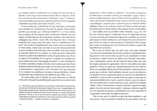 Escola pública e pobreza no Brasil
um acúmulo histórico insubstituível na orientação da ação que hoje se
desenha. O fato de que essas tentativas fossem difusas e dispersas, afinal,
não as tornava de todo incomunicáveis (Thompson, 1999); 56
certamente,
nesse terreno difuso, germinariam experiências posteriormente agregadas
e adensadas em projetos mais amplos (Gramsci, 2001).
É nesse sentido que a consideração de uma experiência recente pode
criar condições de reconhecimento das ações do passado. Pode permitir
perceber, por exemplo, que a "educação infantil" de o a 6 anos, alçada,
hoje, ao patamar de uma etapa de ensino juridicamente definida, não é um
simples resultado histórico das formulações científicas e das experiências
pedagógicas que, desde o século XIX, vêm dispondo sobre a educação
sistemática das crianças dessa faixa etária. Nem um desdobramento "na-
tural", sob a forma de "popularização", das creches e pré-escolas privadas
de classe média, criadas como nova fatia de mercado educacional devido
às novas condições de inserção dessa classe no trabalho. Esse novo estatuto
da educação infantil deve-se, também, às creches precárias criadas pelos
sindicatos ou pelas mães trabalhadoras na base da ajuda mútua, como forma
de suporte às necessidades de um ingresso no trabalho em condições que
pouca relação tinha com a"emancipação da mulher". E, mais recentemente,
às creches comunitárias criadas em favelas e bairros pobres para fazer frente
à absoluta ausência do Estado nesse campo. Foi necessário que essas creches
se disseminassem e aparecessem como "desordem" para que deixassem
de ser tratadas como problemas vinculados a dramas individuais e fossem
reconhecidas como problemas da vida pública do país (Telles, 2oo r).
Na mesma linha, pode-se lembrar que parte importante da reflexão
crítica sobre educação foi possibilitada pela experiência em escolas de nível
56 Vale lembrar o papel queThompson ( 1 999) atribui ao compartilhamento da experiên-
cia no processo de formação da classe operária inglesa. Para o autor, o compartilhamento de
determinadas experiências não se dá apenas nas relações diretas entre pessoas e grupos, mas
tambem nas relações mediadas pela memória, pelos costumes em comum, pelas tradições
persistentes. Percebe-se isso no caso das lutas por educação aqui referidas, nitidamente
referenciadas em acúmulos de experiências coletivas que remontam a diferentes gerações
e a diferentes âmbitos - familiar, comunitário ou profissional.
206
3. O robustecimento da escola
fundamental e médio criadas por sindicatos e em projetos comunitários
de alfabetização concebidos também por associações e igrejas. Pode-se
lembrar também da prática, entre moradores de áreas populares, de con-
tratar coletivamente "explicadoras" para orientar o dever de casa, reforçar
a aprendizagem e preparar para os concursos para as escolas de melhor
qualidade, tendo-se em conta que a busca de "reforço escolar" por parte
das famílias pobres também denota "a desconfiança de que a escola pública
[... ] não trabalha a favor de seus filhos" (Valla e Holanda, r 994, p. 82). Por
fim, não se devem esquecer as diferentes formas de organização dos pais
em torno da escola para "administrar" algumas de suas falhas, por meio da
participação em festas voltadas para a arrecadação de recursos financeiros
para a escola, da criação de caixas escolares, da realização de rifas ou bingos
para compra de equipamentos e dos mutirões para limpeza e pintura das
dependências da escola (ib.).
Não se põe em dúvida, aqui, que ações como essas sejam utilizadas
como forma de barateamento dos serviços escolares ou manipuladas ideo-
logicamente ("cada um deve fazer sua parte") com a finalidade de reduzir
as cobranças a respeito do dever do Estado com a educação. Essas _utiliza-
ções e manipulações, porém, não são "atributos" dessas ações, nem estas
são simples expressão de ingenuidade e falta de visão política das classes
populares. Trata-se de ações que, independentemente de seus "efeitos",
devem ser entendidas também a partir das motivações e razões internas aos
grupos que as realizam. Sendo analisadas somente a partir de parâmetros
e propósitos externos, aparecerão apenas em suas faces de dependência e
insuficiência. Com isso, não se tornará visível que, apesar de atenuadas em
suas potencialidades (não só pelos controles externos a que são submeti-
das, mas também pelos controles internos, já que, a partir de um balanço
realista, a ação é orientada para a redução de perdas e a garantia de algum
ganho), tais ações não são meras reações e respostas a contextos específi-
cos, mas afirmações de desejos e possibilidades, bem como expressões de
"negociações" construídas com alguma autonomia.
Não se trata, aqui, de enaltecer as ações das classes populares, o que
seria inócuo. O que se pretende é entendê-las em seus sentidos, como um
 