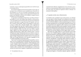 Escola pública e pobreza no Brasil
exatamente, em que a escolarização seja percebida como insuficiente para
a reorientação da vida.
Esse sentido de alargamento do horizonte de atuação civil não surgiu, da
noite para o dia, nos movimentos mais consolidados que se formariam em
fins da década de 1970. Ele veio se formando "molecularmente", por meio
de diversas experiências, e chegou a ser parte importante do "fermento" de
projetos cuja viabilidade se daria por meio da disputa e ocupação de postos
no Estado ou em outras instituições.
As experiências coordenadas por Paulo Freire e por Moacyr de Góes,57
nas décadas de 1950-60, são exemplos disso. Assumiu-se, nesses projetos,
o risco da produção de uma "escola precária" como forma de aceleração da
expansão da eifera pública no campo educacional. Tal expansão, nesse caso,
não se resumia a "mais escolas". Tratava-se da produção de escolas abertas
ao dissenso, ao debate sobre a educação desejada e sobre a organização da
vida. Uma expansão desse tipo não se desdobra apenas em "aumento de
demanda". Modifica-a substancialmente. A forma precária da escola torna-se
um meio duplamente válido: de um lado, ela é o que viabiliza a expansão
ampla e rápida da nova oferta educacional; de outro, por meio dela se
expande sistematicamente o debate sobre os direitos sociais e os deveres
do Estado nesse campo. Éfundamental, nesse caso, a ênfase no caráter tran-
sitório da forma precária de escola, pois é por esse meio que se explicita o
papel estratégico daquela "primeira conquista" dentro de um projeto mais
amplo, que só surge efetivamente como expressão da agregação de lutas
no sentido da formação de novas forças sociais.
Esse "a mais" da escola não foi ignorado pelas forças políticas conserva-
doras. Por isso, em sentido diverso ao afirmado por esses acontecimentos,
as forças que predominantemente ocupavam o Estado disputaram ponto
a ponto o sentido de cada nova "abertura" ou "concessão" viabilizada por
meio da escola e se utilizaram largamente da produção de escolas precárias,
valendo-se delas e da ilusão de sua transitoriedade para se isentarem de
produzi-la de modo diverso. Enquanto a simplicidade da escola produzida
57 Ver, especialmente, Góes (1991).
210
3. O robustecimento da escola
co_munitariamente afirmava o alargamento do acesso à educação, a preca-
riedade da escola produzida pelo Estado brasileiro sinalizava um movimento
de sentido oposto, de retenção da expansão do direito à educação e de
contenção da esfera pública.
5. A expansão escolar como robustecimento
A coexistência entre a produção de uma escola precária e sua utilização
como uma espécie de "posto avançado" seria realizada de diversos modos
nas décadas seguintes. Algumas tentativas de utilização da escola chegariam
a assumir a forma de"políticas", nos diversos âmbitos de governo. Ao menos
uma dessas experiências deve ser mencionada, ainda que brevemente, por
ter instaurado formas de expansão da esfera escolar, por meio da "fusão"
entre política educacional e política social, que ajudam a entender relevantes
aspectos das mudanças mais recentes da escola.Trata-se de um programa de
educação para a"redução da pobreza" adotado em fins da década de 1 97o, já
no contexto da crise que resultaria no fim do regime militar (1964-85).
Vale lembrar que o golpe militar de 1964 foi expressão de uma reação
de setores civis e militares burgueses a mudanças sociais, políticas e eco-
nômicas que ameaçavam a manutenção do padrão de dominação instituído.
Durante os anos 1950, o Brasil tinha aberto a economia às empresas mul-
tinacionais de bens de consumo duráveis (como automóveis e eletrodo-
mésticos), intensificando a concentração urbano-industrial no Sudeste. A
isso corresponderia uma sociedade civil mais complexa. As novas formas
de organização dos trabalhadores rurais e urbanos, o fluxo intenso de mo-
bilização a favor de reformas econômicas, sociais e políticas, o novo quadro
de participação política instaurado e a possibilidade de expansão de uma
política social que respondesse aos anseios aí formulados poriam em risco
o modelo de industrialização e desenvolvimento implantado na década de
1950. O golpe militar foi uma reação a isso, tomando a forma de um movi-
mento de reestruturação do poder político que sustentasse a recomposição
da hegemonia burguesa e a retomada da expansão capitalista coadunada à
211
 