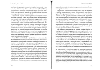 Escola pública e pobreza no Brasil
nova forma de organização do capitalismo no plano internacional. A isso,
portanto, também corresponderiam mudanças na forma política do Estado,
que, entre outros aspectos, se definiria por um regime de exceção, ditato-
rial, de forte repressão e de suspensão das liberdades políticas, sustentado
numa organização tecnocrática e centralizada.
O projeto de expansão industrial que teria curso a partir de então
reforçaria, de um lado, o setor da produção de bens de consumo durá-
veis, dominado pelas empresas multinacionais, negligenciando a indús-
tria de bens de produção (produção de máquinas e equipamentos), o que
concorreria para manter a dependência tecnológica e industrial do Bra-
sil em relação aos países centrais da economia internacional. De outro
lado, em face dos interesses de maior controle territorial, seriam feitos
investimentos nos setores de comunicação, energia e indústria militar que
assegurariam um desenvolvimento tecnológico direcionado aos objetivos
da política de segurança nacional. Inscrevem-se, nesse caso, por exemplo,
os investimentos na indústria aeronáutica (com a criação da Embraer), na
ampliação da capacidade de pesquisa e operação da Petrobras e na infraes-
trutura de comunicação (Embratel).
Esse padrão de industrialização - problemático por manter um modelo
de desenvolvimento ancorado na associação com o capital internacional e
na permanente dependência de tecnologia e equipamentos produzidos no
exterior - era desejado, por importantes setores da burguesia, por per-
mitir uma rápida ampliação do capital industrial brasileiro e o consequente
fortalecimento desse setor na política nacional, o que garantia maior poder
de orientação da "modernização" brasileira conforme seus interesses. Tal
projeto seria viabilizado por uma política apoiada na criação de mecanismos
voltados para a sustentação da alta taxa de lucro que interessava aos setores
industriais, envolvendo, entre outros expedientes, um fluxo de subsídios às
exportações, a superexploração da força de trabalho, por meio de grande
contenção salarial (Oliveira, r 9 88), e uma ampliação da poupança interna
que permitisse financiar esse desenvolvimento, ainda que ampliando o
endividamento. Medidas como essas, em pouco tempo, concorreriam para
2 l 2
3. O robustecimento da escola
uma brutal concentração de renda e, consequentemente, uma intensificação
das desigualdades sociais.
De outro lado, as mudanças ocorridas na política social não chegariam
a modificar substancialmente o estatuto já consolidado de uma cidadania
re9ulada. A reorganização institucional nessa esfera - caracterizada espe-
cialmente por certa agregação, unificação e centralização de programas e
ações até então dispersos, pela instituição de novas áreas de atuação, ainda
que de alcance reduzido, e pela inclusão de um maior número de segmen-
tos nas proteções trabalhistas - não quebraria a tendência a uma política
social concebida como instrumento de reforço à acumulação58
e orientada
para um alcance social delimitado (e não para a universalização do acesso
aos bens e serviços) e para a recriação de mecanismos de diferenciação de
serviços e "proteções" conforme os destinatários.
Esse desenho de política social, que mantinha fora das "atenções" do
Estado grandes contingentes populacionais, seria complementado com a
proposição de ações tópicas destinadas a "atender" residualmente os gru-
pos cuja situação precária de vida ganharia maior visibilidade ao longo do
processo em que se intensificava a concentração de renda. As ações tópicas
e residuais para os "mais pobres" apareceriam mais claramente a partir de
meados da década de r 970, constituindo um eixo próprio de ação que, no
entanto, não foi criado com o objetivo de deslocar a centralidade da polí-
tica social do eixo principal já instituído; ao contrário, chegaria a cumprir
certa tarefa em sua legitimação: era preciso certa atenção aos "pobres" para
que a política instituída pudesse fluir. A implantação dessa política, por sua
58 O favorecimento da acumulação não se daria pela utilização da "política social"
cgmo suporte a expansão generalizada da capacidade de consumo. Ao contrário, um dos
meios desse favorecimento seria a concentração de "esforços" exatamente em ações que
impulsionariam setores específicos da produção. Isso fica visível, por exemplo, na adoção
de uma política habitacional principalmente orientada para o financiamento de projetos
destinados as classes médias e altas, que daria impulso e suporte ao setor mais lucrativo
da construção civil; de uma política de saúde calcada na transferência de recursos ao setor
privado; e de uma política educacional também indutora da privatização, por meio da
contenção da expansão da oferta escolar pública nos níveis médio e superior e do repasse
de verbas para as instituições privadas.
 