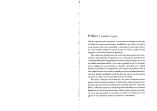 .~
11
"
Prefácio 1 Gaudêncio Fri9otto
Um dos equívocos mais frequentes e recorrentes nas análises da educação
no Brasil, em todos os seus níveis e modalidades, tem sido o de tratá-la
em si mesma, e não como constituída e constituinte de um projeto dentro
de i.:ma sociedade cindida em classes, frações de classes e grupos sociais
desiguais e com marcas históricas específicas.
Esse equívoco se explicita tanto nas visões iluministas quanto nas econo-
micistas e reprodutivistas. No primeiro caso, a educação é concebida como
o elemento libertador da ignorância e constitutivo da promoção, por si, de
soci~dades mais democráticas e com maior igualdade social. No segundo,
sob os auspícios do economicismo, a educação é propalada como capital
humano e produtora de competências, uma espécie de galinha dos ovos de
ouro, capaz de nos tirar do atraso, situando-nos entre os países desenvolvi-
dos, e de facultar mobilidade social. Por fim, nas visões reprodutivistas a
educação se reduz a uma força unidimensional do capital.
Por certo, a educação tem mediações com todas as dimensões acima,
porém a natureza dessas mediações se define pelas relações de poder exis-
tentes no plano estrutural e conjuntural da sociedade.Vale dizer, a educação
básk:a, a educação superior e a educação profissional definem-se no embate
hegemônico e contra-hegemônico que se dá em todas as esferas da socieda-
de e, por isso, não podem ser tomadas como "fatores" isolados, mas como
partes de uma totalidade histórica complexa e contraditória.
17
 