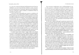 Escola pública e pobreza no Brasil
vez, se deu num contexto de desmonte das diferentes formas de lutas dos
trabalhadores, por meio da repressão direta, abafando-se, assim, as pressões
por direitos que poderiam ter minimizado o agravamento das desigualdades
sociais que, produzidas no plano econômico, se intensificavam diante da
insuficiência da política social.
A reforma de ensino empreendida nesse contexto se coadunaria, sob
diferentes aspectos, aos principais objetivos políticos e econômicos aí firma-
dos. Segundo Cunha ( 1980), tal reforma seria principalmente caracterizada
pela adoção de "políticas de contenção", nos níveis médio (o segundo grau,
nos termos da lei 5 .692 / 197 1) e superior, e de uma"política de liberação",
no nível de ensino mais elementar (primeiro grau). Em relação ao ensino
médio e ao superior, o autor (ib., p. 247) assinala que ao longo das décadas
de 1930-40 firmara-se um sistema educacional "nitidamente diferenciado
conforme as classes sociais". Com o fim do Estado Novo, a expansão do
sistema conjugou-se a uma progressiva desmontagem de algumas de suas
barreiras internas, concorrendo para a "ineficácia do sistema de ensino
como instrumento de discriminação social" (ib., p. 247). O resultado mais
imediato seria o crescimento da demanda pelo ensino superior que, não
atendida, provocaria tensões e reivindicações educacionais intensas.
O controle dessas tensões durante o regime militar seria realizado
por meio de medidas repressivas e de uma política educacional dirigida à
contenção e à reorientação da demanda, inclusive mediante a criação de
percursos de escolarização que "abrandassem" as expectativas de formação
escolar das novas parcelas que a reivindicavam, canalizando-as para objetivos
mais restritos. A reforma universitária realizaria parte dessa tarefa. De um
lado, a reorganização institucional nela prevista garantiria uma expansão
dirigida da graduação, por meio da criação de cursos mais simplificados que
absorveriam parte dos segmentos sociais que compunham o novo fluxo de
demanda. De outro, a institucionalização da pós-graduação, que conferiria
a poucos um grau de ensino denotador de prestígio e conformador de um
novo critério de seleção para as profissões de maior remuneração, permitiria
a restituição do valor econômico e simbólico do ensino superior.
3. O robustecimento da escola
Num movimento complementar a esse, a profissionalização do ensi-
no médio propiciaria a canalização de outra parte da demanda, contendo
nesse nível de ensino parte daqueles que pleiteavam o ingresso no ensino
superior em busca de uma formação profissional capaz de viabilizar um
ingresso mais qualificado no mercado de trabalho. A produção de centros
de excelência, como os centros federais de educação tecnológica (Cefets),
de profissionalização em nível médio e superior, reforçaria essa crença ge-
nérica na profissionalização. Conjugadas, medidas como essas permitiriam
a redução das tensões associadas ao crescimento da demanda, a recompo-
sição do sistema de ensino como instrumento de discriminação social e a
dissimulação desses objetivos.
De outro lado, a"política de liberação" consistia num conjunto de medi-
das que, em princípio, abririam a porta do nível mais elementar do ensino
para contingentes populacionais até então excluídos da escolarização ou
submetidos a uma permanência reduzida. É nesse sentido que se daria
uma política de expansão da oferta que incluía a extensão da escolaridade
obrigatória de quatro para oito anos e a montagem de um sistema de es-
colarização paralelo para os segmentos populacionais excluídos do sistema
formal, composto por uma grande campanha de alfabetização - o Movi-
mento Brasileiro de Alfabetização (Mobral) - e por um sistema de cursos
supletivos por rádio e televisão (Projeto Minerva).
À primeira vista, essas medidas pareciam estar em contradição com
as políticas de contenção realizadas especialmente para o ensino superior.
A extensão da escolaridade e a ampliação do ingresso no nível mais ele-
mentar de ensino tenderiam a ampliar a demanda pelos níveis seguintes,
contrariando os propósitos de contenção. Só que essa"política de liberação"
acabou ocorrendo, predominantemente, em uma medida e de uma forma
que não chegavam a pôr em risco, efetivamente, os limites reservados para
o ingresso em outros níveis de ensino. Realizava, desse modo, na fronteira
da exclusão social, uma forma de integração marginal que não incluía o
bilhete de ingresso para o patamar seguinte.
Essa política, por si só, formava uma nova dualidade.A ênfase do ensino
na profissionalização teria efeitos diversos para as diferentes classes sociais.
215
 