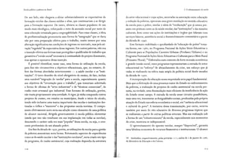 Escola pública e pobreza no Brasil
De um lado, não chegaria a afetar substancialmente as expectativas de
formação escolar das classes médias e altas, que continuariam a se dirigir
para a formação superior. De outro, afetaria as classes populares de um
modo mais ideológico, reforçando o mito da ascensão social por meio de
uma educação orientada para a empregabilidade. Para essas classes, a ideia
de profissionalização promoveria uma forma de "integração" que se daria
não por uma preparação efetiva para o trabalho, muito menos por uma
alteração significativa nas condições de ingresso no mercado, mas pela ati-
vação "regulada" da expectativa desse ingresso. Em outras palavras, não era
a inserção efetiva nas formas mais protegidas e qualificadas de trabalho que
garantiria a"coesão social"necessária à continuidade do projeto dominante,
mas apenas a expectativa dessa inserção.
É possível identificar, nesse caso, uma forma de utilização da escola,
para fins não circunscritos a objetivos educacionais, que, no entanto, di-
fere das formas abordadas anteriormente - a saúde escolar e as "insti-
tuições". O novo desenho do nível obrigatório de ensino, de fato, incluía
uma razoável "migração de tarefas" para a escola, especialmente quanto
aos objetivos de "orientação para o trabalho", que tomariam sobretudo
a forma de oficinas de "artes industriais" e de "técnicas comerciais", de
cunho mais artesanal que industrial. Esse formato de utilização, porém,
não trazia propriamente uma novidade. A rigor, já vinha compondo outros
projetos de ensino, em estados ou municípios, desde o início do século,
tendo sido inclusive uma marca importante das escolas e instituições des-
tinadas a órfãos e "menores" e das propostas escola-novistas. O compo-
nente efetivamente novo seria sua adoção como elemento de uma política
de alcance nacional, dirigida genericamente à escola pública elementar
(ainda que isso não resultasse em sua implantação em todas as escolas),
denotando o caráter cada vez mais "popular" dessa escola, ou seja, o cres-
cente predomínio de um alunado pobre.
Em fins da década de r 970, porém, as utilizações da escola para a gestão
da pobreza assumiriam nova forma. Retomando aspectos de experiências
como as da saúde escolar e das "instituições escolares", seria criado um tipo
de programa, de cunho assistencial, cuja realização dependia da estrutura
216
3. O robustecimento da escola
do setor educacional e cujas ações, ancoradas na associação entre educação
e redução da pobreza, operavam uma grave mutilação no sentido educativo
da escola para o pobre, similar à ideia de "reeducação" que já estava pre-
sente em práticas como as da saúde escolar, das "instituições" e das missões
culturais, bem como nas ações de instituições e órgãos que lidavam com
serviços básicos, assistência social e desenvolvimento comunitário a partir
da década de r 940.
Esse formato reabilitado e aprofundado de "educação do pobre" toma-
ria forma, em r 980, no Programa Nacional de Ações Sócio-Educativas e
Culturais para as Populações Carentes Urbanas (Prodasec/Urbano) e no
Programa Nacional de Ações Sócio-Educativas e Culturais para o Meio Rural
(Pronasec/Rural). 59
Elaborados num contexto de forte recessão econômica
e grande tensão social, esses programas representariam a entrada do setor
educacional no "esforço" de abrandamento da crise, um esforço que já
vinha se realizando na esfera mais ampla da política social desde meados
da década de r 970.
A incorporação da educação nessa empreitada teria papel fundamental.
Mais que a efetivação de uma presença maior do Estado no enfrentamento
da pobreza, a realização de projetos de cunho assistencial via escola per-
mitia, na verdade, uma dissimulação mais eficiente da insuficiência da ação
do Estado nesse campo. A entrada da escola nesse circuito possibilitava,
mais uma vez, transmutar as desigualdades sociais, produzidas pela própria
atuação do Estado nas esferas econômica e social, em"carência educacional
e cultural do povo". A tentativa dessa transmutação, por certo, ocorria
também por meio do viés educativo de diversos programas tópicos que
se realizavam a partir de outras políticas setoriais. Mas sua realização sob
a.forma de um "robustecimento" da escola, especialmente nos momentos
de crise, mostrava-se indispensável.
O aproveitamento do aparato escolar, sempre "disponível", garantia
uma fabulosa economia de recursos financeiros e institucionais. O alcance
59 Instituídos, respectivamente, pelas portarias 1 e 2, ambas de 2 de janeiro de 1980,
do Ministério da Educação e da Cultura.
2 [ 7
 