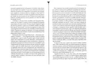 Escola pública e pobreza no Brasil
territorial e populacional da escola garantia, de imediato, maior alcance
das novas "ações" nela acopladas. E o peso que a educação escolar já havia
adquirido na justificação das desigualdades sociais garantia uma realização
mais completa dos verdadeiros objetivos, ideológicos, dessas "ações". A
transmutação das ausências do Estado em problema educacional fazia-se
por variadas vias, mas seu ponto de maior eficiência ocorria quando essas
ausências, revestidas pela forma escCJlar, passavam a ser vistas como "falta
de educação" do povo.
O Prodasec e o Pronasec foram concebidos como "programas educa-
cionais" que, na verdade, se tornaram veículo de integração de programas
sociais tópicos, de alcance restrito. Previam a atuação integrada de órgãos
dos setores de educação e cultura em nível federal, estadual e municipal,
bem como do "setor privado", com diversos programas no campo social,
como programas de desenvolvimento de comunidade, de desenvolvimento
urbano, de geração de emprego, de habitação, de formação profissional,
saúde e assistência social, destinados a"atender às necessidades básicas" dos
grupos pobres urbanos e rurais.
Estruturados sobre três principais linhas de ação - educacional, socio-
cultural e econômica-, esses programas previam a criação de projetos
orientados para o apoio ao ensino de primeiro grau e da pré-escola (de
caráter mais compensatório em termos alimentares, socioeconômicos e
culturais), para a implementação de ações socioeducativas e culturais (es-
pecialmente na perspectiva do "desenvolvimento de comunidades") e para
a implementação de ações que vinculassem educação e geração de emprego
e renda, a partir da unidade educacional ou de uma unidade produtiva.
A organização dessas ações seria coordenada pelo setor educacional nos
diversos níveis governamentais (órgãos federais, estaduais e municipais de
educação e cultura, que, a essa época, muito frequentemente compunham
uma mesma estrutura). A escola regular seria um dos principais postos de
realização dos projetos que, no entanto, deveriam se valer, igualmente, da
cessão de espaços, instalações e funcionários de outras instituições, além
de trabalho voluntário.
2 1 8
3. O robustecimento da escola
Parte importante das atividades propostas partia do pressuposto de
que a pobreza resultaria da não qualificação da população para uma inser-
ção adequada no trabalho, tanto formal quanto informal, de maneira que
diversos projetos seriam estruturados no sentido da formação para essa
inserção. É possível perceber, porém, pelo conteúdo dos projetos, que o
horizonte de inserção profissional que lhe servia de referência era bastante
limitado e principalmente circunscrito ao trabalho informal. Nessa pers-
pectiva, o Prodasec proporia, por exemplo, "a criação de pequenos núcleos
de produção instalados em salões paroquiais e em sociedades de bairros
destinadas à população com mais de r 4 anos", com vistas à realização de
atividades de caráter mais artesanal, como marcenaria, preparação de doces
e massas, ou de cerâmicas e materiais de construção, que permitiriam tanto
a formação e o treinamento técnico específico nessas atividades como a
comercialização dos produtos que, a rigor, eram adquiridos pelas próprias
comunidades ou pelas secretarias de educação, que tentariam reempregar
o material nas próprias escolas ou nos "núcleos de produção" (Germano,
2000, p. 258). O Pronasec/Rural tentaria realizar, por exemplo, na linha
socioeducativa, projetos de ação comunitária e, na linha econômica, escolas
hortigranjeiras juvenis, escolas de pesca e hortas escolares. Tudo se daria,
porém, com grandes dificuldades, pois, segundo relatório do próprio Mi-
nistério da Educação (MEC), as escolas teriam pouca experiência nesse
tipo de atividade.
É impossível não notar o quanto esses projetos reeditam e fundem
ações, velhas conhecidas da escola, que já haviam aparecido em diferentes
contextos e projetos, na forma de "instituições periescolares" e de oficinas
rresentes tanto nas escolas de órfãos ou nas instituições de "menores"' que
existiam desde o início do século, quanto na rede regular de ensino sob
a política de "orientação para o trabalho", que seria realizada a partir da
reforma de cunho "profissionalizante" de r 971.
Segundo Germano (ib., p. 258), entre 1980 e 1982 esses programas
seriam implantados em 2 5 estados e no Distrito Federal, e algumas ações
desenvolvidas chegariam a envolver cerca de r ,5 milhão de pessoas.Vários
projetos persistiriam por algum tempo após o fim do regime militar, mas
219
 