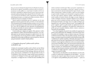 Escola pública e pobreza no Brasil
<lida, por meio da atualização ele antigas formas de utilização da escola que,
sob uma série de aspectos, intensificam as perdas no plano dos direitos, o
retraimento da esfera publica ou a conservação de sentidos restritivos ja
fortemente combatidos por inumeras lutas por escola. São processos que,
reiterando tendências ha muito observadas por Florestan Fernandes ( 1974,
1975) e por Francisco de Oliveira ( 198 8), se apresentam como dirigidos à
modernização do arcaico e, no entanto, para realizar esse intento, valem-se
de diferentes formas de arcaização do moderno.
Trata-se, porém, de movimentos que só se explicitam em seus mais
significativos sentidos quando observados, no mínimo, em suas implicações
com os movimentos da reorientação da política social que ocorre no mesmo
período. E é especialmente por sua nova forma de inscrição na política social
que o novo ciclo de mudanças da escola representa um aprofundamento
de relações já construídas em contextos anteriores e sua atualização frente
ao novo quadro econômico-político mundial.
Énesse sentido que se organiza este capítulo. Nele, apresento e analiso
mais detidamente a política educacional federal da década de 1990, abor-
dada apenas em seus contornos mais gerais no capítulo inicial, com vistas
à sua compreensão à luz de seus prováveis vínculos e implicações com
utilizações da escola tecidas em diferentes contextos históricos, esferas de
ação governamental e escalas de relações políticas.
2. A "pragmática das portas": política social e pobreza
na década de 1990
A história da reorientação da política social no Brasil, nas duas ultimas
décadas, bem poderia ter como ponto de partida a cena do rei que no li-
vro O conto da ilha desconhecida, de José Saramago, tinha uma casa cheia de
portas, cada uma para o atendimento de um tipo particular de coisas. O
rei da história, é claro, ficava todo o tempo sentado na porta destinada ao
recebimento de "obséquios", de forma que, quando alguém batia à porta
das petições, o rei fingia não ouvir e só diante de muito estardalhaço dava
226
4. O norn ciclo de expansão
ordem ao primeiro-secretário para "saber o que queria o impetrante". O
primeiro-secretário reencaminhava a ordem para o segundo-secretário e
assim, sucessivamente, descendo a hierarquia dos cargos e funções, a tarefa
acabava sobrando para a "mulher da limpeza, a qual, não tendo ninguém
em quem mandar, entreabria a porta das petições e perguntava pela frin-
cha, Que é que tu queres". Expresso o pedido, a informação percorria o
mesmo caminho, em sentido contrário, até chegar ao rei que, ocupado em
receber os obséquios, demorava a responder, chegando às vezes a pedir um
parecer por escrito ao primeiro-secretário, que então refazia o caminho
da hierarquia das funções, "até chegar outra vez à mulher da limpeza que
despachava sim ou não conforme estivesse de maré". Essa "pragmática das
portas", segundo a qual "só se podia atender um suplicante de cada vez",
tornava tão demorado o atendimento e tão improvável o deferimento do
pedido, que, por sua própria dinâmica, reduzia o numero e atenuava as
expectativas dos demandantes.
O uso dessa "pragmática das portas" como metáfora da organização da
política social no Brasil ajuda a dar visibilidade a características importantes
dos padrões de formulação e acesso aos direitos sociais que se formaram
em distintos momentos.Trata-se de uma política social que, durante longo
tempo, se estruturou a partir de um numero restrito de portas às quais cabia
o atendimento de questões específicas, delimitadas pela própria forma e
pelo alcance dos serviços que se apresentavam como os meios de assegurar
os direitos e as prerrogativas reconhecidos em leis ou em matérias norma-
tivas de menor efetividade. Porém, como essa estrutura restrita deixava de
fora dos serviços e proteções regulares contingentes populacionais muito
amplos, ela passou a ser sistematicamente corrompida por utilizações e
usos que, por meio das portas existentes, tentariam realizar residualmente
o atendimento de alguns segmentos e aspectos da vida social situados à
margem das atenções do Estado.
Essas tentativas, como discutido no caso das utilizações e usos da escola,
se dariam no sentido tanto do alargamento da esfera publica - por meio
da pressão pela criação de maior numero de portas e pela maior abertu-
ra do ingresso social possibilitado pelas portas existentes - quanto da
227
 