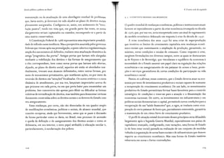Escola pública e pobreza no Brasil
manutenção ou da atualização de uma abordagem residual de problemas
que, havia muito, já deveriam ter sido alçados ao plano de direitos sociais
plenamente assegurados. Configurou-se, assim, um andamento de "revo-
lução passiva", tendo em vista que, em grande parte das vezes, os novos
alargamentos seriam capturados ou contidos, recompondo-se a partir de
uma matriz conservadora.
A Constituição Federal de r 988 representou uma importante possibili-
dade de inflexão nessa tendência. Mas a perspectiva assumida pelos governos
federais que vieram após sua promulgação, a quem caberia a regulamentação
ampla dos mecanismos ali definidos, realizou uma atualização dramática da
antiga "pragmática das portas". Antigas portas que haviam sido alargadas
mediante a redefinição dos direitos e das formas de asseguramento que
a eles correspondiam, bem como novas portas que haviam sido abertas,
alçando, ao plano do direito social, aspectos até então só abordados resi-
dualmente, tiveram seus alcances delimitados, entre outras formas, por
meio de mecanismos privatizantes, que mutilaram ações, ou por meio da
reversão de direitos em "atenções" focalizadas. Os novos critérios e a nova
dinâmica de atendimento, por sua vez, lançariam imprecisões acerca do
que procurar em cada porta, ou em que porta bater para encaminhar um
problema. Isso concorreria não apenas para diluir ou dificultar as formas
coletivas de reivindicação de direitos, mas também para desmontar certezas
duramente construídas sobre os direitos sociais e os deveres do Estado com
seu asseguramento.
Essas mudanças, por certo, não são dissociadas de um quadro amplo
de modificações econômicas, políticas e sociais, de alcance mundial, que
convém recuperar, ainda que brevemente, antes que se passe à discussão
da forma particular como se daria, no Brasil, esse processo de ascensão
e queda da definição e do asseguramento dos direitos sociais e como se
delinearia, em seu interior, o novo papel atribuído à educação escolar e,
particularmente, à escolarização dos pobres.
228
4. O novo ciclo de expansão
2. I. O CONTEXTO MUNDIAL DAS MUDANÇAS
O quadro mundial de mudanças econômicas, políticas e institucionais atuais
formou-se especialmente a partir da crise econômica irrompida na década
de 1970, que, por sua vez, seria interpretada como um sinal de esgotamento
do modelo econômico delineado em resposta à crise da década de r 9 3o.
A crise econômica dos anos r 93o foi uma crise de superprodução
que mostrou os limites do crescimento capitalista sem mudanças econô-
mico-sociais que sustentassem a ampliação da produção, garantindo, no
mínimo, novas condições e escalas de consumo. Como resposta à crise,
surgiram formulações em diversos campos, entre as quais se destacariam
as de Keynes e de Beveridge, que vincularam o equilíbrio da economia à
necessidade de o Estado assumir um papel claro na regulação das relações
econômicas e no asseguramento de um patamar de acesso a bens, prote-
ções e serviços garantidores de certas condições de participação na vida
econômica e social.
Passou-se a afirmar, nesse contexto, que o Estado deveria atuar na eco-
nomia por meio de investimentos produtivos e sociais capazes de sustentar
a recuperação do crescimento econômico. De um lado, os investimentos
produtivos do Estado permitiriam formar bases favoráveis para o controle
estratégico de condições e reservas para a atuação e a dinamização das
economias nacionais. De outro, os investimentos em infraestrutura e em
políticas sociais desonerariam o capital, permitindo novas condições para a
recuperação de sua "saúde financeira" que, a rigor, se traduzia como recu-
peração de certo patamar de lucro que, parcialmente reinvestido, garantiria
a manutenção de um ritmo forte de crescimento produtivo.
O perfil de atuação estatal decorrente desses princípios seria difundido
largamente após a Segunda Guerra Mundial, especialmente nos países de
capitalismo avançado, configurando, com variações, uma forma de Estado
(o de bem-estar social) pautada na realização de um conjunto de medidas
voltadas à organização de novas bases sociais e de infraestrutura que dessem
suporte ao crescimento econômico. Mas essa forma de Estado também
esbarraria em novas e fortes contradições.
 