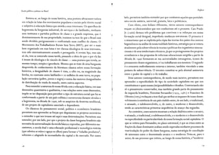 Escola pública e pobreza no Brasil
Reitera-se, ao longo de nossa história, uma postura ultraconservadora
em relação às lutas dos movimentos populares e sociais pelo direito social
e subjetivo à educação básica que atenda a seus interesses. Os aparelhos de
hegemonia da burguesia industrial, de serviços e do latifúndio, mediante
seus institutos e partidos políticos de classe e a grande imprensa, que é
dominantemente de sua propriedade, insistem na tese de que o Brasil está
sendo dividido perigosamente e confrontado num conflito de classes. O
Movimento dos Trabalhadores Rurais Sem Terra (MST), por ser o mais
bem organizado em suas lutas e ter clareza ideológica de seus interesses,
tem sido sistematicamente acusado e perseguido. A revista Veja, mas não
só ela, tem se esmerado nessa tarefa, passando a ideia de que o que ela faz
é imune de ideologia e de vínculo de classe - uma postura que revela, ao
mesmo tempo, miopia e ignorância. Mesmo que se trate de uma burguesia
desprovida de conhecimento da literatura clássica sobre nossa formação
histórica, a desigualdade de classes é vista, a olho nu, na magnitude das
favelas, no contraste entre latifúndio e 20 milhões de sem-terra, na popu-
lação carcerária (pobre, jovem e negra) e numa das maiores desigualdades
de distribuição de renda do mundo, entre outros aspectos.
Para entender a natureza de nossa dívida com a educação básica, em s.uas
dimensões quantitativa e qualitativa, e nas relações entre essas dimensões,
impõe-se ter disposição para perceber o tipo de estrutura social que foi se
conformando a partir de um país-colônia e escravocrata durante séculos e
a hegemonia, na década de 1990, sob os auspícios da doutrina neoliberal,
de um projeto de capitalismo associado e dependente.
Os clássicos do pensamento social, político e econômico brasileiro
permitem-nos apreender as forças que disputaram os projetos societários
e entender o que nos trouxe até aqui e suas determinações. Permitem-nos
entender, por um lado, por que o projeto da classe burguesa brasileira não
necessita da universalização da escola básica e reproduz, por diferentes me-
canismos, a escola dual e uma educação profissional e tecnológica restrita
(que adestra as mãos e aguça os olhos) para formar o "cidadão produtivo",
submisso e adaptado às necessidades do capital e do mercado. Por outro
18
Prefácio
lado, permitem também entender por que combatem aqueles que postulam
uma escola unitária, universal, gratuita, laica e politécnica.
Com efeito, com ênfases diferentes, vários autores contemporâneos
traçam os (des)caminhos que nos conduziram até o presente. Caio Prado
Jr. (1966) destaca três problemas que convivem e se reforçam em nossa
formação social desigual, impedindo mudanças estruturais. O primeiro é
o mimetismo que se explicita pela cópia das teorias dos países dos centros
hegemônicos na análise de nossa realidade histórica, estratégia que se reitera
atualmente pela subserviência às teorias e políticas dos organismos interna-
cionais e de seus intelectuais e técnicos, já que os protagonistas dos projetos
econômicos e das propostas de reformas educacionais surgidas a partir da
década de 1990 formaram-se em universidades estrangeiras, ícones do
pensamento desses organismos, e/ou trabalharam nos mesmos. O segundo
é o crescente endividamento externo e interno, também vinculado a uma
postura de subserviência. O terceiro constitui-se pela abismal assimetria
entre o poder do capital e o do trabalho.
Dois autores contemporâneos, de modo mais incisivo, permitem-nos
apreender a especificidade do tipo de sociedade capitalista em que nos
constituímos e quais nossas (im)possibilidades e desafios. Contrariando não
só o pensamento conservador, mas também grande parte do pensamento
da esquerda brasileira, Florestan Fernandes (197 ~, 1 98 1) e Francisco de
Oliveira (2oo3) rechaçam a tese dual que atribui os impasses de nosso desen-
volvimento à existência de um país cindido entre, de um lado, o tradicional,
o atrasado, o ·subdesenvolvido, e, do outro, o moderno e desenvolvido,
sendo as características primeiras impeditivas do avanço das segundas.
Ao contrário, esses autores mostram a relação dialética entre o arcaico,
o atrasado, o tradicional, o subdesenvolvido, e o moderno e o desenvolvido
na especificidade ou particularidade de nossa formação social capitalista. O
que se reitera para Fernandes, no plano estrutural, é que as crises entre as
frações da classe dominante acabam sendo superadas mediante processos de
rearticulação do poder da classe burguesa, numa estratégia de conciliação
de interesses entre o denominado arcaico e o moderno. Trata-se, para o
autor, de um processo que reitera, ao longo de nossa história, a "moderni-
19
 