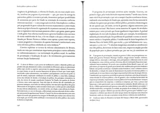 Escola piíblica e pobreza no Brasil
exigência da globalização, a reforma do Estado, em seu mais amplo senti-
do, envolveu um proarama de privatizações - que, por meio da entrega do
patrimônio público àiniciativa privada, desmontou qualquer possibilidade
de autonomia por parte do Estado na orientação da economia conforme
interesses nacionais - e uma reneaociação da dívida. Esta implicou o confisco
pré-programado de parte vultosa dos recursos orçamentários e a intervenção
aberta na própria forma de organização do orçamento nacional, de maneira
que os organismos internacionais passaram a dizer o que gastar, quanto gastar
e onde gastar. Essa reforma transformou o governo brasileiro num executor
de metas estabelecidas de fora, e foi em relação a ela que a reforma coor-
denada por Bresser Pereira se definiu como apenas a ponta mais exposta,
o ajuste pragmático e doméstico do aparato funcional e institucional a uma
nova estrutura política redefinida em outra instância.65
Convém explicitar os termos da reforma administrativa de Bresser,
tendo em vista que constituíram importantes princípios e meios utilizados
no redimensionamento e na reorientação da política social. As medidas
de privatização e focalização da ação e do investimento governamentais
tiveram função fundamental.
65 O alerta de Ribeiro (1998) acerca da tendência de ocultar a dimensão política que
preside toda ação administrativa indica a necessidade de diferenciar reforma da administração
pública (que envolve os aspectos operacionais da maquina estatal, relativos à burocracia,
ao corpo técnico, ao uso de recursos financeiros) de reforma do Estado (que é mais ampla,
envolvendo o plano administrativo, mas também e principalmente a estrutura do poder na
qual ele assenta, implicando redefinições do sentido de público e, nessa linha, mudanças
acerca dos métodos de decisão e formulação da política, dos princípios orientadores da
ação, dos setores de atuação considerados "pr6prios" do Estado, dos quadros de direitos
e deveres, entre outros aspectos). Esses dois tipos de reforma não são constituídos por
processos estanques, encerrados em esferas pr6prias, mas suas ações específicas têm graus
diferenciados de abrangência, sendo necessario atentar para o caráter parcial e subordinado
de uma reforma administrativa, em sentido estrito, em relação a uma reforma de Estado.
Particularmente, no caso em discussão, a diferenciação interessa sobretudo devido àutiliza-
ção instrumental da aparência mais "técnica"e "neutra" da reforma administrativa como uma
espécie de escudo que garantiria boa margem de liberdade para realizar uma reforma bem
mais ampla, que envolvia nítida redefinição e encurtamento da esfera pública e das noções
de direitos aí implicadas.
,tr·
'·'~
4. O no1'0 ciclo de expansão
O programa de privatização envolveu ações variadas. Ocorreu, em
primeiro lugar, pela venda direta de empresas estatais,66
sendo essa a forma
mais visível da privatização e que veio a cumprir funções econômicas diretas,
realizando uma mutilação do Estado que, apontada como forma essencial de
redução dos gastos que geravam o déficit público, permitiu a desmontagem
de um aparato que, até então, servia de garantia a alguma autonomia para
a economia nacional. Mas houve outras maneiras de repasse de atividades
estatais para o setor privado que foram igualmente importantes. A gradual
implantação do mercado de planos de saúde, por exemplo, foi nitidamente
induzida pela intensificação dos problemas de qualidade e acesso ao atendi-
mento médico e hospitalar público. A média anual de leitos hospitalares do
Sistema Único de Saúde (SUS), que era de 3, 3 por mil habitantes em r 99 3,
caiu para 2,9 em 2001 .
67
A absoluta insegurança associada ao atendimento
em rede pública, decorrente de fatos corno esse, empurrou amplas parcelas
da população para os planos privados que, por sua vez, já constituem um
66 O programa de privatizações, iniciado no governo Collor, mas principalmente rea-
lizado pelo governo Fernando Henrique Cardoso, atingiu setores variados: telefonia,
energia elétrica, mineração e siderurgia, setor petroquímica e diferentes areas do setor
de transportes, como rodovias, portos e ferrovias, além de instituições financeiras (espe-
cialmente bancos estaduais). De acordo com o jornalistaAloísio Biondi (1999), até 1998
pelo menos 48 empresas de grande porte haviam sido vendidas pelos governos estaduais e
federal, com perdas econômicas e resultados sociais dramaticos, como o altíssimo número
de demissões, a redução dos canais de financiamento de projetos de interesse público e a
reordenação de serviços basicos numa 16gica empresarial privada (caso da energia elétrica).
Considerando que os governos envolvidos no processo investiram, antes das privatizações,
somas elevadas de recursos públicos, a fim de garantir a alta e imediata lucratividade das
empresas privatizadas; emprestaram recursos públicos de forma absolutamente vantajosa
para os compradores das empresas; e venderam as empresas, por vezes, a preços mais
baixos que o valor patrimonial e que os investimentos realizados, Biondi estima que, aos
R$ 85, 2 bilhões apresentados pelo governo como saldo das vendas"(dinheiro arrecadado +
dívidas transferidas), corresponde, na verdade, um prejuízo de no mínimo R$ 87,6 bilhões,
considerando-se apenas o dinheiro que saiu dos cofres do governo para "viabilizar" as pri-
vatizações e o dinheiro que deixou de entrar (já que muitas das empresas eram altamente
lucrativas), tendo em vista que os prejuízos sociais diretos e indiretos são incalculaveis.
67 Conforme dados do Ministério da Saúde/SE/Datasus e IBGE/AMS, apresentados
em Ipea (2003).
249
 
