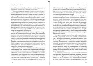 Escola pública e pobreza no Brasil
mercado bastante diversificado, com formatos variados de planos para os
segmentos de consumidores de diferentes faixas de renda.
Outra forma de ampliação da atuação privada em atividades sob respon-
sabilidade do Estado foi a terceirização. No setor privado, a terceirização
é uma estratégia adotada com vistas à redução dos custos de produção. O
repasse de algumas etapas do processo produtivo para terceiros permite,
especialmente, que a empresa se dest:ncarregue de parte da força de traba-
lho necessária, direta ou indiretamente, à execução daquelas etapas e que
teria, obrigatoriamente, o padrão de remuneração e de direitos trabalhistas
adotado pela empresa como um todo.Trata-se, nesse caso, de uma força de
trabalho que, mantida pela empresa, "encarece" a produção, de forma que
parte importante de seu barateamento é conseguida pela transferência de
algumas etapas da produção para empresas que, por não manterem o mes-
mo padrão de remuneração e "proteção" do trabalho, realizam as mesmas
tarefas por um custo geral bem mais baixo.
No setor público, a contratação de empresas, cooperativas ou orga-
nizações não governamentais (ONGs) para realizar parte das atividades
inerentes a um serviço, sob o argumento de que isso levaria a uma "maior
eficiência", tem sido feita, na verdade, com o mesmo objetivo de redução de
custos e, de algum modo, também das responsabilidades implicadas com a
prestação dos serviços. Por exemplo, a terceirização de uma atividade pode
possibilitar a redução dos gastos estatais com funcionalismo, permitindo ao
Estado "enxugar" o corpo de funcionários em certos setores e, com isso,
reduzir gastos com direitos trabalhistas e com o investimento direto na
qualificação e no aperfeiçoamento profissional.
O efeito dessa política sobre a qualidade e o alcance dos serviços sociais
é inevitavelmente grave. Problemas como a coexistência de grupos profis-
sionais realizando serviço similar, mas sob condições salariais e de trabalho
diferenciadas, ou como o rodízio indiscriminado de trabalhadores, impedem
a integração do corpo de funcionários e a construção de acúmulos coleti-
vamente construídos, condições essenciais para a humanização das relações
que devem reger a prestação de serviços no campo social. A contratação
de empresas variadas também faz com que a prestação dos serviços se dê
250
4. O novo ciclo de expansão
de forma fragmentada e desigual, dificultando seu controle por parte da
sociedade civil e reduzindo o contato entre o Estado e a população usuária,
já que as empresas prestadoras tornam-se "mediadores" que, na verdade,
atuam como um filtro que seleciona e dirige as informações conforme
critérios adequados a seus interesses privados.
A essas medidas, que repercutem mais diretamente na redução do apa-
rato institucional do Estado, somam-se outras que tornam mais intenso o
processo de redução da esfera pública estatal. Destacam-se, nesses casos,
medidas regidas pelo mecanismo da focalização. Sob o argumento de que
o Estado, no campo social, além de gastar muito, gasta mal, produzindo
serviços que beneficiariam principalmente segmentos populacionais "não
necessitados", uma série de medidas voltadas para a focalização da ação esta-
tal, em especial nos serviços considerados"mais essenciais" e nos segmentos
sociais considerados "mais necessitados", atingiu fortemente a concepção
universalista (de um amplo conjunto de serviços acessível a toda população)
que vinha sendo afirmada como um horizonte possível na lenta montagem
da política social brasileira.
Orientações nesse sentido tomariam forma em diversas medidas, con-
trariando a perspectiva de direitos sociais assinalada na Constituição de
198 8 e parcialmente confirmadas na Lei Orgânica de Assistência Social
(Loas), que regulamentaria as disposições sobre assistência social em 1993.
O processo de regulamentação e implantação do "benefício de prestação
continuada" (BPC), previsto como direito social na Carta de 1988, dá inte-
ressante visibilidade àforma sorrateira como um novo direito juridicamente
instituído vai sofrendo "ajustes" que acabam por reduzir seu alcance e seu
sentido ou por permitir a redução da atuação do Estado no campo social
por meio da supressão dissimulada de outras medidas as quais o "novo
direito" passa a encobrir.
Em nível federal, pode-se dizer que o reconhecimento da renda mínima
como direito social, desvinculado da exigência de contribuição, tem como
antecedente um antigo benefício instituído, no âmbito da previdência social,
pela lei 6. 179, de 11 de dezembro de 1974, sob a forma de uma renda men-
sal no valor de meio salário mínimo, a ser concedida a maiores de 70 anos
251
 