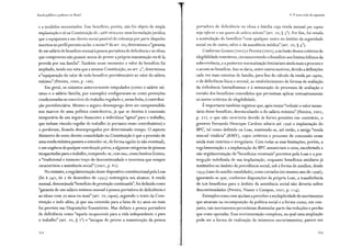Escola pública e pobreza no Brasil
e a inválidos necessitados. Esse benefício, porém, não foi objeto de ampla
implantação e só na Constituição de 1988 viria a ter uma formulação jurídica
que o equiparava a um direito social passível de cobrança por parte daqueles
inscritos no perfil previsto na lei: o incisoVdo art. 203 determinou a"garantia
de um salário de benefício mensal à pessoa portadora de deficiência e ao idoso
que comprovem não possuir meios de prover a própria manutenção ou tê-la
provida por sua família". Também nesse momento o valor do benefício foi
ampliado, tendo em vista que a mesma Constituição, no art. i;º, determinou
a "equiparação do valor de todo benefício previdenciário ao valor do salário
mínimo" (Pereira, 2000, p. 166).
Em geral, os mínimos anteriormente estipulados (como o salário mí-
nimo e o salário-família, por exemplo) configuravam-se como proteções
condicionadas ao exercício do trabalho regulado e, nessa linha, à contribui-
ção previdenciária. Mesmo o seguro-desemprego deve ser compreendido
nos marcos de uma política contributiva, já que se destina à concessão
temporária de um seguro financeiro a indivíduos "aptos" para o trabalho,
que tinham vínculo regular de trabalho (e portanto eram contribuintes) e
o perderam, ficando desempregados por determinado tempo. O aspecto
distintivo do novo direito consolidado na Constituição é que a provisão de
uma renda mínima passava a estender-se, de forma regular (e não eventual),
e sem exigência de qualquer contribuição prévia, a algumas categorias de pessoas
incapacitadas para o trabalho, rompendo-se, com isso, como lembra Gomes,
o "tradicional e teimoso traço de descontinuidade e incerteza que sempre
caracterizou a assistência social" (2oo 2, p. 8 2).
No entanto, a regulamentação desse dispositivo constitucional pela Loas
(lei 8.742, de 7 de dezembro de 1993) restringiria seu alcance. A renda
mensal, denominada"benefício de prestação continuada", foi definida como
"garantia de um salário mínimo mensal à pessoa portadora de deficiência e
ao idoso com 70 anos ou mais" (art. 20, caput), seguindo o texto da Cons-
tituição e indo além, já que sua extensão para a faixa de 67 anos ou mais
foi prevista nas Disposições Transitórias. Mas definiu a pessoa portadora
de deficiência como "aquela incapacitada para a vida independente e para
o trabalho" (art. 20, § 2º) e "incapaz de prover a manutenção da pessoa
4. O novo ciclo de expansão
portadora de deficiência ou idosa a família cuja renda mensal per capita
seja !eferior a um quarto do salário mínimo" (art. 20, § 3º). Por fim, foi vetada
a acumulação do benefício "com qualquer outro no âmbito da seguridade
social ou de outro, salvo o da assistência médica" (art. 20, § 4º).
Conforme Gomes (2002) e Pereira (2002 ), a inclusão desses critérios de
elegibilidade restritivos, circunscrevendo o benefício aos limites ínfimos da
sobrevivência, e a posterior normatização limitariam ainda mais a procura e
o acesso ao benefício. Isso se daria, entre outros motivos, devido a definições
cada vez mais estreitas de família, para fins do cálculo da renda per capita,
e de deficiência física e mental, ao estabelecimento de formas de avaliação
da deficiência limitadíssimas e à instauração de processos de avaliação e
revisão dos benefícios concedidos que permitiam aplicar retroativamente
os novos critérios de elegibilidade.
Éimportante também registrar que, após tentar "reduzir o valor mone-
tário desse benefício, desvinculando-o do salário mínimo" (Pereira, 2002,
p. 72), o que não ocorreria devido às fortes pressões em contrário, o
governo Fernando Henrique Cardoso adiaria até 1996 a implantação do
BPC, tal como definido na Loas, mantendo-se, até então, a antiga "renda
mer:sal vitalícia" (RMV), cujos critérios e processo de concessão eram
ainda mais restritos e irregulares. Com todas as suas limitações, porém, a
regulamentação e a implantação do BPC assumiriam a cena, encobrindo a
não regulamentação de "benefícios eventuais" previstos pela Loas e a pos-
terg;:;.ção indefinida de sua implantação, enquanto benefícios similares já
instituídos no âmbito da previdência social, sob a forma de auxílios, desde
1954 (caso do auxílio-natalidade), eram cortados (no mesmo ano de 1996),
ignorando-se que, conforme disposições da própria Loas, a transferência
de tús benefícios para o âmbito da assistência social não deveria sofrer
descontinuidades (Pereira, Nasser e Campos, 2002, p.· 114).
Exemplos como esse ajudam a perceber a multiplicidade de movimentos
que atuaram na recomposição da política social e a forma como, em con-
junto, tais movimentos permitiram dissimular parte das reduções e perdas
que eram operadas. Essa movimentação complexa, na qual uma ampliação
pode ser a forma de realização de inúmeros encurtamentos, parece-me
 