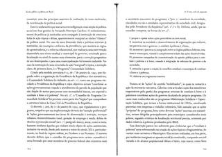 Escola pública e pobreza no Brasil
constituir uma das principais matrizes de realização, às vezes molecular,
da reordenação da política social.
Esse é o andamento que marcaria a reconfiguração mais ampla da política
social nas duas gestões de Fernando Henrique Cardoso. O redimensiona-
mento de políticas já instituídas seria conjugado à instituição de uma nova
linha de ação tópica e difusa, aparentemente marginal ao núcleo "clássico"
da política social. No caso da nova dimensão dada a políticas setoriais já
instituídas, são exemplos a reforma da previdência, que mudaria as regras
de aposentadoria, e a reforma educacional, que realizaria uma intervenção
dissimulada nos níveis estadual e municipal de governo, orientada para a
focalização no nível de ensino mais elementar, para a correção pragmática
de seu desempenho e para uma municipalização fortemente induzida. No
caso da instituição de uma nova linha de ação"marginal" e tópica, o exemplo
claro, de primeira hora, é o "Programa" Comunidade Solidária.
Criado pela medida provisória 8 13, de 1º de janeiro de 1995, que dis-
punha sobre a organização da Presidência da República e dos ministérios,
o Comunidade Solidária foi definido, no art. 1 2, como um programa vin-
culado à Presidência da República e cujos objetivos seriam "coordenar as
ações governamentais visando o atendimento da parcela da população que
não dispõe de meios para prover suas necessidades básicas, em especial o
combate à fome e à pobreza". No art. 2°, o "Conselho do Programa Co-
munidade Solidária" foi previsto como parte dos "órgãos" que compunham
a estrutura básica da Casa Civil da Presidência da República.
O decreto 1.366, de 12 de janeiro de 1995, que regulamentou o pro-
grama, estipulou que sua implementação deveria dar"atenção preferencial"
às "ações governamentais nas áreas de alimentação e nutrição, serviços
urbanos, desenvolvimento rural, geração de emprego e renda, defesa de
direitos e promoção social" (art. 1º, parágrafo único), áreas, como se nota,
bastante similares àquelas que vinham sendo objeto de ações assistenciais,
inclusive via escola, desde pelo menos o início do século XX e, particular-
mente, no final do regime militar, no Prodasec e no Pronasec. O mesmo
decreto definiu que o conselho do programa teria caráter consultivo e
seria formado por onze membros do governo federal (dez ministros mais
4. O noi·o ciclo de expansão
o secretário-executivo do programa) e "por 2 1 membros da sociedade,
vinculados ou não a entidades representativas da sociedade civil, designa-
dos pelo Presidente da República" (art. 2º, I e II). Definiu, ainda, que ao
conselho competia, na forma do art. 3º:
1. propor e opinar sobre ações prioritárias na área social;
II. incentivar na sociedade o desenvolvimento de organizações que realizem,
em parceria com o governo, o combate à pobreza e à fome;
III. incentivar a parceria e a integração entre os órgãos públicos federais, esta-
duais e municipais, visando à complementariedade das ações desenvolvidas;
IV promover campanhas de conscientização da opinião pública para o com-
bate à pobreza e à fome, visando à integração de esforços do governo e da
sociedade;
V estimular e apoiar acriação de conselhos estaduais e municipais de combate
à fome e à pobreza;
VI. elaborar seu regimento interno.
Tratava-se de "ações" de sentido "mobilizador", às quais se somaria a
ação da secretaria-executiva. Caberia a esta articular a ação dos ministérios
responsáveis pela gestão dos programas setoriais de combate à fome e à
pobreza e coordenar ações de governo da alçada do próprio programa. Os
casos mais conhecidos são os programas Alfabetização Solidária e Capaci-
tação Solidária, que teriam a forma institucional de ONGs, envolvendo
parcerias com empresas e trabalho voluntário. Vale assinalar que as ações
"próprias" do programa, bem como diversas "ações" inscritas nos ministé-
rios, seriam dirigidas principalmente para municípios considerados mais
pobres, segundo critérios de focalização territorial precisa, orientada por
dados relativos à pobreza produzidos pelo IBGE.
Essa descrição parece-me suficiente para evidenciar que o "combate à
pobreza" seria referenciado na criação de ações tópicas e fragmentárias, de
caráter mais caritativo e filantrópico. Elas seriam realizadas, em boa parte,
por instâncias marginais ao aparato social já constituído, compondo um rol
variado e de alcance populacional difuso e baixo, cuja marca, como bem
 