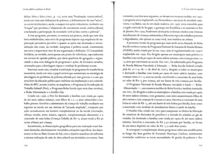 Escola pública e pobreza no Brasil
define Silva e Silva (2002, p. 17), seria uma "focalização conservadora",
tendo em vista suas definições de pobreza, o delineamento de suas "ações",
os cortes territoriais e, ainda, o amparo em ações voluntárias, mediante um
"truque" que permitia o "alijamento do movimento social, embora [fosse]
conclamada a participação da sociedade civil na luta contra a pobreza".
A esse programa, portanto, se somaria aos poucos, ainda que sem elos
bem estabelecidos, uma série de programas tópicos cuja sequência de im-
plantação permitiria perceber o quanto as ações não destinadas à univer-
salização não eram, na verdade, marginais à política social, constituindo
um novo e importante eixo de sua organização e definição. O Comunidade
Solidária, na verdade, seria apenas um ponto de referência, especialmente
em termos de opinião pública, que daria aparência de agregação e organi-
cidade a uma nova linhagem de programas e ações, de formatos variados,
orientados para a abordagem tópica e residual de problemas sociais.
Interessa, nesse caso, ressaltar a instituição de programas de transferência
monetária, tendo em vista o papel central que assumiriam na estratégia de
abordagem do problema da pobreza adotada por esse governo e o uso que
seria feito da educação pública para viabilizar sua implantação e seu controle.
Além do BPC, seriam criados, na sequência: o Programa de Erradicação do
Trabalho Infantil (Peti), o Programa Bolsa Escola (que teria duas versões),
o Bolsa-Alimentação e o Auxílio-Gás.
Criado em 1996, o Peti foi destinado a famílias com renda per capita
de até meio salário mínimo, com filhos de 7 a r 5 anos submetidos a tra-
balho penoso. Envolvia o afastamento da criança do trabalho mediante seu
ingresso na escola em um sistema de "jornada ampliada", composto por
ações socioeducativas em horário complementar ao da escola (recreação,
reforço escolar, artes, música, esporte, complementação alimentar), e a
concessão de uma bolsa (Criança Cidadã) de R$ 25 (zona rural) a R$ 40
(zona urbana) por criança.
Inicialmente, as demarcações geográficas para sua realização eram bas-
tante limitadas, absolutamente vinculadas a situações específicas. Seu lança-
mento se deu no Mato Grosso do Sul, com o objetivo manifesto de enfrentar
a intensa utilização de mão de obra infantil nas atividades carvoeiras. Suas
4. O novo ciclo de expansão
extensões, nos dois anos seguintes, se dariam nos mesmos moldes: em r 997,
o programa seria implantado em Pernambuco, nas áreas de atividade cana-
vieira, e na Bahia, nas de atividade sisaleira; em r 998, seria estendido para
a região citrícola de Sergipe, o garimpo em Rondônia e os canaviais no Rio
de Janeiro. Em r 999, finalmente alcançaria os demais estados com vistas ao
atendimento de crianças submetidas a diferentes tipos de trabalhos penosos
e degradantes, não apenas na zona rural, mas também na urbana.
A primeira versão do programa que mais tarde seria chamado de Bolsa
Escola recebeu o nome de Programa Nacional de Garantia de Renda Mínima
(PGRM), sendo criado por lei em r 997, mas só regulamentado em r 998 e
implantado em r 999. Era dirigido apenas aos municípios mais pobres e a
famílias com renda per capita de meio salário mínimo com crianças entre 7 e
r4 anos que estivessem na escola. Em 2 oo r, foi substituído pelo Programa
de Renda Mínima Vinculado à Educação - Bolsa Escola Federal (criado
pela lei ro. 2 r9, de r r de abril de 2oo r), dirigido a todos os municípios
e destinado a famílias com renda per capita de meio salário mínimo, com
crianças entre 6 e r 5 anos na escola, envolvendo a concessão de uma bolsa
no valor de R$ r 5 por criança, até um limite de três crianças por família.
O Programa Nacional de Renda Mínima vinculado à Saúde - Bolsa-
-Alimentação-, nos mesmos moldes do Bolsa Escola e também instituído
em 2oo r , foi dirigido a todos os municípios e a famílias com renda per capita
de meio salário mínimo, com gestantes, com mães amamentando filhos de
até 6 meses e com crianças de 6 meses a 6 anos. Envolvia a concessão de uma
bolsa no valor de R$ r 5, até um limite de três bolsas por família, bem como
a associação com medidas de atendimento básico à saúde da família.
O Auxílio-Gás, criado em 2002 para compensar os efeitos da liberação
cfo comércio de derivados de petróleo e a retirada do subsídio ao gás de
cozinha, foi destinado a famílias com renda per capita de até meio salário
mínimo. Envolvia a concessão de R$ 7 ,50 mensais por família, na forma
de um único depósito no valor de R$ r 5 a cada dois meses.
A concepção e a implantação desses programas sofreriam modificações
ao longo das duas gestões de Fernando Henrique Cardoso, nitidamente
orientadas conforme as novas necessidades de gestão da pobreza e dos
 