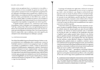Escola pública e pobreza no Brasil
embates sociais que ganhavam força e se projetavam na cena pública, e
também conforme as novas necessidades da agenda mais ampla de nego-
ciações políticas. A perspectiva inicial, mais fragmentária, geograficamente
pré-delimitada e de baixíssimo alcance populacional, no padrão do Comu-
nidade Solidária, seria nitidamente alterada na segunda gestão de Fernando
Henrique Cardoso, particularmente nos dois últimos anos, quando, em
face do novo debate público do problema da pobreza e da necessidade de
manter a legitimidade, diante da aproximação de nova eleição presidencial,
os programas seriam ampliados e reorganizados num sistema específico.
O segundo momento, a partir de 2001, caracterizou-se pela extensão
dos programas a todos os municípios e por sua agregação numa espécie de
"rede" que, conforme Silva e Silva (2002), seria apresentada pelo governo
federal como uma "grande rede nacional de proteção social". Foi nesse mo-
mento que esses programas se mostraram como o eixo da ação do governo
federal no campo social, o que se confirmava, entre outros aspectos, pela
utilização do setor educacional para sua viabilização e projeção.
2 .4. OS SENTIDOS DA FOCALIZAÇÃO
Esse esboço das medidas do governo Fernando Henrique Cardoso no cam-
po social permite tecer considerações sobre os sentidos que o recurso da
focalização assumiria no interior de seu programa de ação. As medidas
de focalização, ao possibilitarem ao Estado a redução da infraestrutura
institucional (estabelecimentos, equipamentos, materiais e funcionários)
utilizada na prestação de serviços, complementando o processo realizado
pelas medidas de privatização, possibilitaram, ainda, a dissolução gradual
de compromissos sociais anteriormente assumidos, já que a ideia de direito
social que regia a prestação universalizada de um serviço foi substituída por
"critérios de elegibilidade", por meio dos quais o Estado arbitrava, conforme
referências instrumentais ao programa em curso, o público a ser atendido
e o tipo de serviço oferecido.
4. O novo ciclo de expansão
O princípio de focalização tem regido tanto a reforma de serviços já
consolidados68
quanto a implementação de novos serviços ou programas
que, desde o início da década de 1 990, dirigem-se exclusivamente para
segmentos sociais em situação de pobreza extrema. O exemplo principal,
nesse último caso, são os programas de "nova geração" acima apresentados,
de concessão de uma renda mínima a parcelas específicas dos segmentos
populacionais mais pobres, destinados a cobrir residual, seletiva e focaliza-
damente algumas das mais graves situações de marginalização econômica
e social para as quais não estão previstos encaminhamentos mais amplos e
muito menos sua efetiva superação.
É importante lembrar que programas desse tipo começaram a ser pro-
postos, nos países de capitalismo avançado, como uma forma nova de garan-
tir condições mínimas de vida para aqueles que, apesar das oportunidades
econômicas e da cobertura do sistema de proteção social, se mantinham
em uma faixa de renda e em condições de vida consideradas críticas para
o "equilíbrio" social e político nacional. Desde a década de 1 960, diversos
países de capitalismo avançado vêm discutindo e, gradualmente, implantando
(sobretudo a partir dos anos 1980) programas desse tipo. Tais programas,
que têm contornos e nomes diferentes e dirigem-se a distintas faixas da
população pobre, podendo inclusive ser cumulativos, constituem o que se
tem considerado uma"nova geração" de programas sociais, cuja característica
central seria ajocalização da ação (alcance populacional restrito, por segmentos
específicos), contrariando a tendência à universalização (alcance populacional
amplo) que marcou a política social do Estado de bem-estar.
Como se sabe, esses países - especialmente os da Europa Ocidental e
da América do Norte - apresentam quadros de condições de vida muito
~uperiores aos dos países economicamente periféricos: neles, uma política
de bem-estar social de largo alcance populacional está consolidada desde
68 A implantação do Fundo de Manutenção e Desenvolvimento do Ensino Fundamental
e de Valorização do Magistério (Fundef), na gestão de Fernando Henrique Cardoso, em
1 996, é um exemplo importante de focalização no campo educacional, pois induziu os
estados e municípios a canalizar maior parcela de recursos para o ensino fundamental,
desestimulando o investimento na educação infantil e no ensino médio.
 