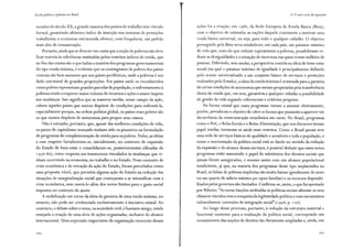 Escola pública e pobreza no Brasil
meados do século XX; a grande maioria dos postos de trabalho tem vínculo
formal, garantindo altíssimo índice de inserção nos sistemas de proteções
trabalhistas; a economia estruturada oferece, com frequência, um padrão
mais alto de remuneração.
Portanto, ainda que se deva ter em conta que a noção de pobreza não deve
ficar restrita às referências instituídas pelos restritos índices de renda, que
no fim das contas são o que baliza a maioria dos programas governamentais
do tipo renda mínima, é evidente que os contingentes de pobres dos países
centrais são bem menores que nos países periféricos, onde a pobreza é um
dado estrutural de grandes proporções. Em países onde os reconhecidos
como pobres representam grandes parcelas da população, o enfrentamento à
pobreza tende a requerer maior volume de recursos e ações e maior ímpeto
nas mudanças. Isso significa que as maiores tarefas, nesse campo da ação,
cabem àqueles países que menos dispõem de condições para enfrentá-la,
especialmente porque, na orde,m política global, os países mais pobres são
os que menos dispõem de autonomia para propor seus rumos.
Não é estranho, portanto, que, apesar das melhores condições de vida,
os países de capitalismo avançado tenham sido os pioneiros na formulação
de programas de complementação de renda para os pobres. Neles, as ideias
a esse respeito fortaleceram-se, inicialmente, no contexto de expansão
do Estado de bem-estar e consolidaram-se, posteriormente (décadas de
r 970-80), como resposta aos transtornos vinculados às mudanças que vi-
nham ocorrendo na economia, no trabalho e no Estado. Num contexto de
crise econômica e de retração da ação do Estado, foram percebidos como
uma proposta viável, que permitia alguma ação do Estado na redução das
situações de marginalização social que começavam a se intensificar com a
crise econômica, sem onerá-lo além dos novos limites para o gasto social
impostos no contexto de ajuste.
A mobilização em torno da ideia de garantia de uma renda mínima, no
entanto, não pode ser credenciada exclusivamente à iniciativa estatal. Ao
contrário, o debate sobre o tema, na sociedade civil, é bastante antigo, tendo
ensejado a criação de uma série de ações organizadas, inclusive de alcance
internacional. Uma expressão importante da organização crescente dessas
260
4. O noi'o ciclo de expansão
ações foi a criação, em 1986, da Rede Europeia de Renda Básica (Bien),
com o objetivo de estimular as nações daquele continente a instituir uma
renda básica universal, ou seja, para todo e qualquer cidadão. O objetivo
perseguido pela Bien seria estabelecer, em cada país, um patamar mínimo
de vida que, mais do que reduzir topicamente a pobreza, possibilitasse re-
duzir as desigualdades e a situação de incerteza nas quais vivem milhões de
pessoas. Diferindo, sem anular, a perspectiva contida na ideia de bem-estar
social (na qual o patamar mínimo de igualdade é principalmente definido
pelo acesso universalizado a um conjunto básico de serviços e proteções
realizados pelo Estado), a ideia da renda mínima é orientada para a garantia
de certas condições de autonomia que seriam propiciadas pela transferência
direta de renda que, em tese, garantiria a qualquer cidadão a possibilidade
de gestão da vida segundo referenciais e critérios próprios.
Na forma estatal que esses programas vieram a assumir efetivamente,
porém, prevaleceu o objetivo de cobrir as lacunas que passaram a aparecer em
decorrência da reestruturação econômica em curso. No Brasil, programas
como o Peti, o Bolsa Escola e o Bolsa-Alimentação, que nos discursos teriam
papel similar, tornaram-se ainda mais restritos. Como o Brasil jamais teve
uma rede de serviços básicos de qualidade e acessíveis a toda a população, e
como a reorientação da política social está se dando no sentido da redução
da expansão e do alcance desses serviços, é possível deduzir que esses novos
programas estão assumindo o papel de substitutos dos direitos sociais que
jamais foram assegurados, e mesmo assim com um alcance populacional
insuficiente, já que, na maioria dos programas desse tipo implantados no
Brasil, as linhas de pobreza implícitas são muito baixas (geralmente de meio
ou um quarto de salário mínimo per capita familiar) e os recursos disponibi-
li°zados pelos governos são limitados. Confirma-se, assim, o que foi apontado
por Ribeiro: "As novas funções atribuídas às políticas sociais alteram os seus
clássicos vínculos com a conquista da legitimidade política e com mecanismos
culturalmente coerentes de integração social" ( r 99 8, p. r 20).
Ao longo desse processo, portanto, à redução da estrutura material e
funcional existente para a realização da política social, corresponde um
esvaziamento das noções de direitos tão duramente ampliadas e, ainda, um
 