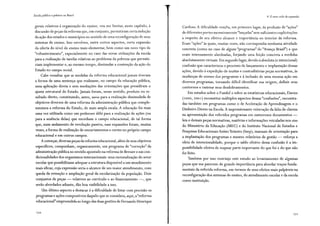 Escola pública e pobreza no Brasil
gerais relativos à organização do e~sino, vou me limitar, neste capítulo, à
discussão de peças da reforma que, em conjunto, permitiram certa indução
da ação dos estados e municípios no sentido de uma reconfiguração de seus
sistemas de ensino. Isso envolveu, entre outros aspectos, certa expansão
da oferta do nível de ensino mais elementar, bem como um novo tipo de
"robustecimento", especialmente no caso das novas utilizações da escola
para a realização de tarefas relativas ao problema da pobreza que permiti-
riam implementar e, ao mesmo tempo, dissimular a contenção da ação do
Estado no campo social.
Cabe ressaltar que as medidas da reforma educacional jamais tiveram
a forma de uma sentença que realizasse, no campo da educação pública,
uma aplicação direta e sem mediações das orientações que presidiram o
ajuste estrutural do Estado. Jamais foram, nesse sentido, produto oure-
sultado direto, constituindo, antes, meios para a realização dissimulada de
objetivos diversos de uma reforma da administração pública que comple-
mentava a reforma do Estado, de mais ampla escala. A educação foi mais
uma vez utilizada como um poderoso álibi para a realização de ações (ou
para a ausência delas) que excediam o campo educacional, de tal forma
que, num andamento de revolução passiva, suas expansões foram, muitas
vezes, a forma de realização de encurtamentos e cortes no próprio campo
educacional e em outros campos.
A começar, diversas peças da reforma educacional, além de seus objetivos
específicos, compunham, organicamente, um programa de "correção" da
administração pública no sentido apontado na reforma de Bresser e nas con-
dicionalidades dos organismos internacionais: uma racionalização do setor
escolar que possibilitasse adequar a estrutura disponível a um atendimento
mais eficaz, cuja expressão seria o alcance de um maior atendimento, com
queda da retenção e ampliação geral da escolarização da população. Dois
conjuntos de peças - relativos ao currículo e ao financiamento-, que
serão abordados adiante, dão boa visibilidade a isso.
Um último aspecto a destacar é a dificuldade de listar com precisão os
programas e ações compositivos daquilo que se considera, aqui, a"reforma
educacional" empreendida ao longo das duas gestões de Fernando Henrique
270
4. O novo ciclo de expansão
Cardoso. A dificuldade resulta, em primeiro lugar, da profusão de "ações"
de diferentes portes sucessivamente "lançadas"sem suficientes explicitações
a respeito de seu efetivo alcance e importância no interior da reforma.
Eram "ações" às quais, muitas vezes, não correspondia nenhuma atividade
concreta (como no caso de alguns "programas" do "Avança Brasil") e que
eram intensamente alardeadas, forjando uma feição concreta a medidas
absolutamente virtuais. Em segundo lugar, devido à absoluta (e intencional)
confusão que caracterizou o processo de lançamento e implantação dessas
ações, devido à expedição de muitas e contraditórias peças normativas, às
mudanças de nomes dos programas e à inclusão de uma mesma ação em
diversos programas, tornando difícil identificar sua origem, definir seus
contornos e rastrear seus desdobramentos.
Em estudos sobre o Fundef e sobre as estatísticas educacionais, Davies
( 2000, 2001) reconstitui múltiplos aspectos dessas "confusões'', encontra-
das também em programas como o de Aceleração de Aprendizagem e o
Dinheiro Direto na Escola. A impressionante reiteração da falta de clareza
na apresentação dos referidos programas em numerosos documentos -
leis e demais peças normativas, matérias e informações veiculadas nos sites
do Ministério da Educação (MEC) e do Instituto Nacional de Estudos e
Pesquisas Educacionais Anísio Teixeira (lnep), manuais de orientação para
a implantação dos programas e mesmo relatórios de gestão - reforça a
ideia de intencionalidade, porque o saldo efetivo dessa confusão é a im-
possibilidade efetiva de mapear parte importante do que foi e do que não
foi feito.
Também por isso restrinjo este estudo ao levantamento de algumas
peças que me parecem de grande importância para abordar traços funda-
~entais da referida reforma, em termos de seus efeitos mais palpáveis na
reconfiguração dos sistemas de ensino, do atendimento escolar e da escola
como instituição.
271
 