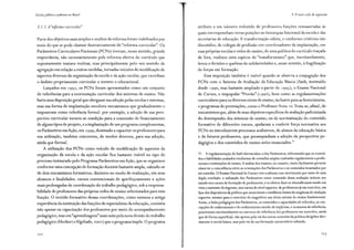 Escola pública e pobreza no Brasil
3.1.1. A"reforma curricular"
Parte dos objetivos mais amplos e ocultos da reforma foram viabilizados por
meio do que se pode chamar ilustrativamente de "reforma curricular". Os
Parâmetros Curriculares Nacionais (PCNs) tiveram, nesse sentido, grande
importância, não necessariamente pela reforma efetiva do currículo que
supostamente tentava realizar, mas principalmente pelo seu sentido de
agregação em relação a outras medidas, tornadas veículos de modificação de
aspectos diversos da organização da escola e da ação escolar, que excediam
o âmbito propriamente curricular e mesmo o educacional.
Lançados em 1997, os PCNs foram apresentados como um conjunto
de referências para a reorientação curricular dos sistemas de ensino. Não
havia uma disposição geral que obrigasse sua adoção pelas escolas e sistemas,
mas sua forma de implantação envolveu mecanismos que gradualmente o
impuseram como referência formal: por exemplo, a adoção de sua pers-
pectiva curricular tornou-se condição para a concessão de financiamento
de alguns tipos de projeto, e a implantação de um programa complementar,
os Parâmetros em Ação, em 1999, destinado a capacitar os professores para
sua utilização, também concorreu, de modos diversos, para sua adoção,
ainda que formal.
A utilização dos PCNs como veículo de modificação de aspectos da
organização da escola e da ação escolar fica bastante visível no tipo de
processo instaurado pelo Programa Parâmetros em Ação, que se organizou
conforme uma concepção de formação docente bastante ampla, valendo-se
de dois mecanismos formativos, distintos no modo de realização, em seus
alcances e finalidades: cursos convencionais de aperfeiçoamento e ações
mais prolongadas de coordenação do trabalho pedagógico, sob a responsa-
bilidade de professores das próprias redes de ensino selecionados para essa
função. O sentido formativo dessas coordenações, como ensinou a antiga
experiência da instituição das funções de especialistas da educação, consistia
não apenas na capacitação dos professores por meio do acompanhamento
pedagógico, mas em"aprendizagens" mais sutis pela nova divisão do trabalho
pedagógico (Heckert eAlgebaile, 2002) que o programa impôs. O programa
272
4. Onovo ciclo de expansão
atribuiu a um número reduzido de professores funções remuneradas às
quais correspondiam novas posições na hierarquia funcional da escola e das
secretarias de educação. A transformação súbita, e conforme critérios não
discutidos, de colegas de profissão em coordenadores da implantação, em
suas próprias escolas e redes de ensino, de uma política de currículo traçada
de fora, realizou uma espécie de "transformismo" que, inevitavelmente,
levou a divisões e quebras de solidariedades e, nesse sentido, à fragilização
de forças em formação.
Essa imposição também é visível quando se observa a conjugação dos
PCNs com o Sistema de Avaliação da Educação Básica (Saeb, instituído
desde 1990, mas bastante ampliado a partir de 199 _ç), o Exame Nacional
de Cursos, o impopular "Provão" (1996), bem como as regulamentações
curriculares para os diversos níveis de ensino, inclusive para as licenciaturas,
e programas de premiações, como o Professor Nota 1 o.Trata-se, afinal, de
mecanismos que, além de seus objetivos específicos de avaliação padronizada
do desempenho dos sistemas de ensino, ou de normatização do conteúdo
formativo de diferentes cursos, ajudaram a conferir força normativa aos
PCNs ao introduzirem processos avaliativos, de alunos da educação básica
e de futuros professores, que pressupunham a adoção da perspectiva pe-
dagógica e dos conteúdos de ensino neles enunciados.71
71 A regulamentação do Saeb desvinculou-o dos Parâmetros, informando que os conteú-
dos e habilidades avaliados resultavam de consultas amplas realizadas regularmente a profis-
sionais e instituições de ensino. A análise dos exames, no entanto, muito facilmente permite
observar a coincidência entre as orientações dos Parâmetros e os conteúdos levantados por
tal consulta. O Exame Nacional de Cursos veio a adensar esse movimento por meio de uma
dupla condição: a utilização dos Parâmetros como conteúdo dessa avaliação induzia seu
estudo nos cursos de formação de professores, e os efeitos disso se intensificavam tendo em
vista o aumento do ingresso, nos cursos de nível superior, de professores já em exercício, em
face dos dispositivos da política que anunciavam a tendência futura de exigência de titulação
superior, mesmo para o exercício do magistério nas séries iniciais do ensino fundamental.
Assim, a linha pedagógica dos Parâmetros, os conteúdos e capacidades ali referidos, as con-
cepções de conhecimento e de conhecimento escolar ali implícitas, e os autores de referência,
penetraram inevitavelmente no universo de referência dos professores em exercício, ainda
que de forma superficial, não apenas pela via dos novos controles da política dirigidos dire-
tamente à escola básica, mas pela via de sua formação universitária induzida.
273
 