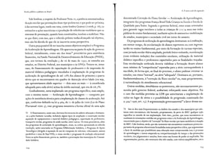 Escola pública e pobreza no Brasil
Vale lembrar, a respeito do Professor Nota 1o, .a potência sistematizadora
da ação escolar que premiações desse tipo podem ter, e que pode ser próxima
à das normas legais, tendo em vista, como lembra Gramsci (20oob, p. 28), os
estímulos a ações meritórias e à produção de referências modelares que os
sistemas de premiação, quando bem constituídos, tendem a mobilizar. Não
se que dizer, com isso, que o referido prêmio tenha alcançado tal objetivo,
mas não há dúvida de que ele se inscrevia nessa perspectiva.
Outra peça possível de ser inscrita nesses objetivos amplos é o Programa
de Aceleração de Aprendizagem. Ele apareceu na pauta de ação do governo
federal, inicialmente, como um dos itens72
prioritários para assistência
financeira, via Fundo Nacional de Desenvolvimento da Educação (FNDE),
que, nos termos da resolução 5 de 26 de maio de 1997, se estendia aos
estados, ao Distrito Federal, aos municípios e às ONGs. Tratava-se, nesse
caso, do financiamento de capacitação de professores e de impressão de
material didático-pedagógico vinculados à implantação de programas de
aceleração de aprendizagem de até r o% dos alunos de primeira a quarta
séries que se encontrassem em quadro de distorção série/idade (ou seja,
que apresentassem idade superior - dois anos ou mais - à considerada
adequada para cada série) acima da média nacional, que era de 68,7º/o.
Gradualmente, seria implantado um programa específico, mais amplo,
com o mesmo nome - Aceleração de Aprendizagem - composto por
ações de assistência técnica para a implantação de classes de aceleração. Até
que, conforme definido na lei 9.989, de 2r de julho de 2000 (Lei do Plano
Plurianual 2000-3), esse programa assumiria a forma oficial de uma ação
72 O financiamento, nesse caso, derivava dos recursos do salário-educação e destinava-
-se a ações bastante variadas, incluindo alguns tipos de ampliação e construção escolar,
aquisição de equipamentos e material didático-pedagógico, capacitação de professores,
transporte escolar, programas de saúde escolar, entre outros. Os itens prioritários, além
dos programas de aceleração de aprendizagem, eram, na ordem apresentada na referida
resolução, ações associadas ao Programa Alfabetização Solidária, o Programa de Apoio
Tecnológico (dirigido à aquisição de um kit composto de televisor, videocassete, antena
parabólica e caixa de fitas VHS), o censo escolar e programas de avaliação educacional.
Entre as ações financiáveis, previa-se, também a priorização dos municípios do Comuni-
dade Solidária.
274
4. O nol'O ciclo de expansão
denominada Correção do Fluxo Escolar -.Aceleração de Aprendizagem,
integrante dos programas Avança BrasilToda Criança na Escola e Escola de
Qualidade para Todos. Segundo o governo federal, estes eram orientados
para garantir vagas escolares a todas as crianças de 7 a r 4 anos nas redes
públicas de ensino fundamental, mediante ações de assessoria e mobilização
de estados, municípios e sociedade civil em torno do assunto.
Os programas de aceleração de aprendizagem destinavam-se à realização,
em menor tempo, da escolarização de alunos repetentes ou com ingresso
tardio no ensino fundamental, por meio da formação de turmas especiais,
com jornada escolar diária ampliada, período letivo reduzido, reordenação
(com evidente redução) dos conteúdos escolares, utilização de material
didático específico e professores capacitados para as finalidades traçadas.
Essa escolarização acelerada deveria viabilizar a formação desses alunos
num mínimo de "competências" esperadas para a série correspondente à
sua idade, de forma que, ao final do processo, o aluno pudesse retomar os
t d ºt " l" ' · " d d " D ·
es u os, em n mo norma , na sene a equa a . estmava-se, portanto,
fundamentalmente, à "correção do fluxo escolar" ou, mais propriamente,
à racionalização do atendimento educacional.
Outras medidas, simultâneas ou posterior:es, não necessariamente pro-
movidas pelo governo federal, acabariam reforçando esses objetivos. Foi
o caso das medidas previstas na LDB que autorizaram a implantação de
ciclos no lugar de séries e a possibilidade de progressão continuada (lei
9.394/ r 996, art. 23).A argumentação governamental73
a favor dessas me-
73 Isso se deu mais frequentemente no âmbito dos estados e dos municípios que ado-
taram esses mecanismos, não havendo, propriamente, da parte do MEC qualquer ação
específica no sentido de sua implantação. Está claro, porém, que esses mecanismos se
coadunam às orientações contidas em programas como o de Aceleração de Aprendizagem,
concorrendo para o objetivo de "correção"do fluxo escolar que tanto mobilizou a atuação
do MEC. Cabe lembrar, ainda, que não raramente tais mecanismos constituem pontos im-
portantes de propostas educacionais formuladas numa perspectiva crítica, que argumentam
a favor de medidas que possibilitem uma educação mais comprometida com o processo
de aprendizagem e menos amparada na compartimentação do tempo e das promoções
escolares, nos julgamentos e sanções, bem como nas formas de poder aí implicadas. Tais
argumentações, porém, não raramente têm sido usadas, com visíveis simplificações, em ..
275
 