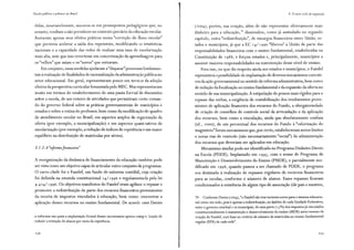 Escola pública e pobreza no Brasil
didas, invariavelmente, ancorou-se em pressupostos pedagógicos que, no
entanto, tendiam a não prevalecer no contexto precário da educação escolar.
Restavam apenas seus efeitos práticos numa "correção do fluxo escolar"
que permitia acelerar a saída dos repetentes, modificando c.s estatísticas
nacionais e a capacidade das redes de realizar uma taxa de escolarização
mais alta, sem que isso revertesse em concretização da aprendizagem para
os "velhos" que saíam e os "novos" que entravam.
Em conjunto, essas medidas ajudaram a"disparar" processos fundamen-
tais àrealização de finalidades de racionalização da administraçfo pública no
setor educacional. Em geral, representaram pouco em term;)s da adoção
efetiva da perspectiva curricular fomentada pelo MEC. Ma.s representaram
muito em termos do estabelecimento de uma pauta foroal de discussões
sobre a escola, de um roteiro de atividades que permitiram certo coman-
do do governo federal sobre as práticas governamentais de municípios e
estados e sobre a rotina do professor, bem como da modificação do quadro
de atendimento escolar no Brasil, em aspectos amplos de organ.ização da
oferta (por exemplo, a municipalização) e em aspectos quant:tativos de
escolarização (por exemplo, a redução de índices de repetência e um maior
equilíbrio na distribuição de matrículas por séries).
3.1.2. A "reformafinanceira"
A reorganização da dinâmica de financiamento da educação também pode
ser vista como um objetivo capaz de articular outro conjunto de programas.
O carro-chefe foi o Fundef, um fundo de natureza contábil, cuja criação
foi definida na emenda constitucional 14/ 1996 e regulamentada pela lei
9.424/ 1996. Os objetivos manifestos do Fundef eram agilizar o repasse e
promover a redistribuição de parte dos recursos financeiros provenientes
da receita de impostos vinculados à educação, bem como ::::oncentrar a
aplicação desses recursos no ensino fundamental. De acorde· com Davies
.. reformas nas quais a implantação formal desses mecanismos apern;s cump~e :Unção de
reduzir a retenção de alunos por meio da repetência.
4. O nol'o ciclo de expansão
(2004), porém, sua criação, além de não representar efetivamente mais
dinheiro para a educação,74
dissimulou, como já assinalado no segundo
capítulo, outra "redistribuição", de encargos financeiros entre União, es-
tados e municípios, já que a EC 14/ 1996 "liberou" a União de parte das
responsabilidades financeiras com o ensino fundamental, estabelecidas na
Constituição de 198 8, e forçou estados e, principalmente, municípios a
assumir maiores responsabilidades na manutenção desse nível de ensino.
Fora isso, no que diz respeito ainda aos estados e municípios, o Fundef
representou a possibilidade de implantação de diversos mecanismos coerciti-
vos da ação governamental no sentido de reforma administrativa, bem como
de indução da focalização no ensino fundamental e da expansão da oferta no
sentido de sua municipalização. A estipulação de prazos mais rígidos para o
repasse das verbas, a exigência de contabilização dos rendimentos prove-
nientes de aplicação financeira dos recursos do Fundo, a obrigatoriedade
de criação de conselhos de controle social da arrecadação e da aplicação
dos recursos, bem como a vinculação, ainda que absolutamente confusa
(id., 2000), de um percentual dos recursos do Fundo à "valorização do
magistério" foram mecanismos que, por certo, estabeleceram novos limites
e novas vias de controle (não necessariamente "social") da administração
dos recursos que deveriam ser aplicados em educação.
Mecanismo similar pode ser identificado no Programa Dinheiro Direto
na Escola (PODE). Implantado em 199_ç, com o nome de Programa de
Manutenção e Desenvolvimento do Ensino (PMDE), e parcialmente mo-
dificado em 1998, quando passou a ser chamado de PODE, o programa
era destinado à realização de repasses regulares de recursos financeiros
para as escolas, conforme o número de alunos. Esses repasses ficavam
condicionados à existência de algum tipo de associação (de pais e mestres,
74 Conforme Oavies (2004), "o Fundefnão traz recursos novos para o sistema educacio-
nal como um todo, pois é apenas a redistribuição, no âmbito de cada Unidade Federativa,
entre o governo estadual e os municipais, de uma parte ( 1 5%) dos impostos já vinculados
constitucionalmente àmanutenção e desenvolvimento do ensino (MOE) antes mesmo da
criação do Fundef, com base no critério de número de matrículas no ensino fundamental
regular (EFR) de cada rede".
277
 
