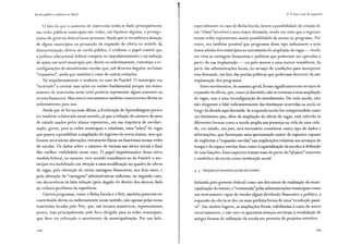 Escola pública e pobreza no Brasil
O fato de que o aumento de matrículas tenha se dado principalmente
nas redes públicas municipais não reduz, em hipótese alguma, o protago-
nismo do governo federal nesse processo. Ainda que se reconheça a atuação
de alguns municípios na promoção da expansão da oferta no sentido da
democratização efetiva da escola pública, é evidente o papel central que
a política educacional federal cumpriu no impulsionamento e na indução
de ações em nível municipal que, direta ou indiretamente, remetiam a re-
configurações do atendimento escolar que, sob diversos ângulos, incluíam
"expansões", ainda que também à custa de outras reduções.
Tal impulsionamento é evidente no caso do Fundef. O município era
"motivado" a centrar suas ações no ensino fundamental porque um maior
número de matrículas nesse nível poderia representar algum aumento na
receita financeira. Mas outros mecanismos também concorreram direta ou
indiretamente para isso.
Ainda que de forma mais difusa, a Aceleração de Aprendizagem parece
ter também colaborado nesse sentido, já que a redução do número de anos
de estudo usados pelos alunos repetentes, em sua trajetória de escolari-
zação, gerou, para as redes municipais e estaduais, uma "sobra" de vagas
que passou a possibilitar a ampliação do ingresso de novos alunos, sem que
fossem necessárias alterações estruturais físicas ou funcionais nessas redes
de escolas. Os dados sobre o número de turmas nas séries inicial e final
dão melhor visibilidade nesse caso. O papel impulsionador dessa outra
medida federal, no entanto, teve sentido semelhante ao do Fundef: o mu-
nicípio era mobilizado em direção a uma modificação no quadro de oferta
de vagas, pela obtenção de certas vantagens financeiras, nos dois casos, e
pela obtenção de "vantagens" administrativas indiretas, no segundo caso,
em decorrência da falsa solução (pelo ângulo do direito dos alunos) dada
ao crônico problema da repetência.
Outros programas, como o Bolsa Escola e o Peti, também parecem ter
contribuído direta ou indiretamente nesse sentido, não apenas pelas novas
matrículas levadas pelo Peti, que, em termos numéricos, representavam
pouco, mas principalmente pelo foco dirigido para as redes municipais,
que deve ter reforçado o movimento de municipalização. Por um lado,
288
4. O no1'0 ciclo de expansão
especialmente no caso do Bolsa Escola, houve a possibilidade de criação de
um "clima" favorável a uma maior demanda, tendo em vista que o ingresso
nessas redes representava maior possibilidade de acesso ao programa. Por
outro, era também possível que programas desse tipo induzissem a uma
maior adesão dos municípios ao movimento de ampliação de vagas - tendo
em vista as vantagens financeiras e políticas que poderiam ser operadas a
partr de sua implantação - ou pelo menos a uma menor resistência, da
parte das administrações locais, no arranjo de condições para incorporar
essa demanda, em face das perdas políticas que poderiam decorrer da não
implantação dos programas.
Esses movimentos, de maneira geral, foram significativos em termos de
expansão da oferta, que, como já discutido, não se resumiu a uma ampliação
de vagas, mas a uma reconfiguração do atendimento. De todo modo, eles
não chegaram a falar suficientemente das mudanças ocorridas na escola ao
longo da década aqui discutida. Se a expansão escolar for compreendida como
um fenômeno que, além da ampliação da oferta de vagas, está referido às
diferentes formas como a escola amplia sua presença na vida de uma cida-
de, um estado, um país, será necessário considerar outro tipo de dados e
informações, que favoreçam uma aproximação maior de aspectos capazes
de explicitar a "expansão escolar" nas implicações relativas aos arranjos do
tempo e do espaço escolar, bem como à espacialização da escola e à definição
de suas funções. Esses aspectos tratam mais de perto do "alcance" concreto
e simbólico da escola como instituição social.
3. 3. º'PEQUENAS" MANIPULAÇÕES DO TEMPO
I~duzida pelo governo federal como um dos meios de realização da muni-
cipalização do ensino, e "restaurada"pelas administrações municipais como
um instrumento capaz de render algum dividendo financeiro e político, a
expansão da oferta se deu na mais perfeita forma de uma "revolução passi-
va". Em muitos lugares, as ampliações foram viabilizadas à custa de novos
encurtamentos, e não raro os aparentes avanços serviram à revalidação de
antigas formas de utilização da escola em proveito de projetos estreitos.
 
