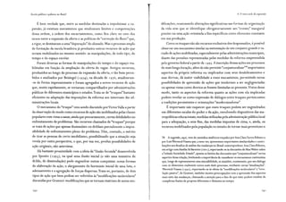 Escola pública e pobreza no Brasil
É bem verdade que, entre as medidas destinadas a impulsionar a ex-
pansão, ja existiam mecanismos que sinalizavam limites e compensações
dessa ordem, a ordem dos encurtamentos, como fica claro no caso dos
nexos entre a expansão da oferta e as políticas de "correção do fluxo" que,
a rigor, se destinavam a uma "depuração"do alunado. Mas o processo amplo
de formação da escola brasileira ja produzira outros recursos de ação que
seriam mobilizados no mesmo sentido: as manipulações, de todo tipo, do
tempo e do espaço escolar.
Foram diversas as formas de manipulações do tempo e do espaço rea-
bilitadas em função da ampliação da oferta de vagas. Antigos recursos,
produzidos ao longo do processo de expansão da oferta, e tão bem perce-
bidos e analisados por Beisiegel ( 1974), na década de 1970, atualizaram-
-se de forma impressionante e foram agregados a novos recursos de ação
que, muito rapidamente, se tornaram compartilhados por administrações
públicas de diferentes municípios e estados. Trata-se de "truques" bastante
eficientes na adaptação das imposições da reforma aos interesses das ad-
ministrações locais.
O mecanismo do "truque" vem sendo discutido porVictorValia a partir
da observação do modo como recursos de ação são mobilizados pelas classes
populares com vistas a sanar, ainda que precariamente, certas debilidades no
enfrentamento de problemas. São recursos chamados de "truques" porque
se trata de ações que apenas dissimulam ou driblam parcialmente a impos-
sibilidade de enfrentamento pleno do problema. Têm, contudo, o mérito
de tirar as pessoas de certo imobilismo, possibilitando que a situação seja
vivida por outra perspectiva, o que, por sua vez, produz possibilidades de
ação originais, não antevistas.
Ha bastante proximidade com a ideia de "ilusão fecunda" desenvolvida
por Sposito (1993), na qual uma ilusão inicial (e não uma tentativa de
drible, de dissimulação) pode engendrar outras conquistas: novas formas
de elaboração da ação; o alargamento do horizonte inicial de uma luta; o
adensamento e a agregação de forças dispersas. Trata-se, portanto, de dois
tipos de ação que bem podem ser referidos às "modificações moleculares"
discutidas por Gramsci: modificações que se tornam matrizes de novas mo-
4. O not'O ciclo de expansão
dificações, ocasionando alterações significativas nas formas de organização
da vida sem que se identifique obrigatoriamente um "evento" inaugural
preciso ou uma ação orientada a fins específicos como elemento constante
em sua produção.
Como os truques não são recursos exclusivos dos despossuídos, é possível
observar um mecanismo similar na sustentação de um conjunto grande eva-
riado de ações mobilizadas, especialmente pelas administrações municipais,
diante das pressões representadas pelas medidas da reforma empreendida
pelo governo federal a partir de 199i;. Ainscrição dessas ações em processos
de mais longa duração, além de não permitir"conjunturalizar"78
importantes
aspectos da própria reforma ou implicados com seus desdobramentos e
suas derivas, da maior visibilidade a esses mecanismos, permitindo novas
possibilidades de apreensão de ações que tenderiam a ser negligenciadas
ou apenas vistas como desvios se fossem limitadas ao presente. Vistos desse
modo, tanto os aspectos da reforma quanto as ações com ela implicadas
podem revelar-se como expressão de dialogos entre truques pertencentes
a tradições persistentes e orientações "modernizadoras".
É importante não esquecer que esses truques podem ser engendrados
em diferentes escalas do poder e da ação, envolvendo dispositivos das ma-
cropolíticas educacionais; medidas utilizadas pela administração pública local
para a adequação, a seus fins, das medidas impostas de cima; e, ainda, os
recursos mobilizados pela população no intuito de tornar mais proveitoso o
78 A sugestão, aqui, vem de caminhos analíticos traçados por Ana ClaraTorres Ribeiro e
por LuizWerneckVianna que, a meu ver, apresentam importantes similaridades e contri-
buições aos desafios de análise das mudanças no Brasil contemporâneo. Ana Clara Ribeiro,
em artigo com Amélia Sá Barretto (2oo 1), reportando-se às discussões de MaxWeber sobre
a"relação Sociedade-Estado", aponta os limites das discussões que "conjunturalizam"certos
aspectos dessa relação, lembrando a importância de considerar os mecanismos continuístas
que, longe de representarem uma imutabilidade, se mantêm, exatamente, por seu diálogo
com os elementos realmente novos num dado processo, mediante certas "atualizações".
Werneck Vianna ( 1 997), reportando-se às ideias de "modificações moleculares" e "revo-
lução passiva", de Gramsci, também mostra preocupações com a apreensão dos aspectos
mais sutis das mudanças, chamando a atenção para o fato de que estes podem resultar de
complexas fusões de projetos diferentes e distantes no tempo.
 