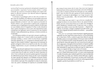 Escola pública e pobreza no Brasil
uso de um "bem" ou serviço cuja forma de realização não é compatível com
suas necessidades e expectativas. É preciso atenção, inclusive, à condição
"molecular" que caracteriza a formação dos dia!ogos entre truques mobi-
lizados em diferentes momentos e por diferentes esferas de organização
do poder e da vida social.
A aceleração de aprendizagem pode ser vista como um desses tru-
ques, nesse caso, desenhado como dispositivo da macropolítica educacional
que configura a reforma federal aqui analisada. Em conformidade com a
proposta delineada na década de r 980, bem expressa nas discussões de
Fletcher e Ribeiro ( r 987), apresentadas no capítulo inicial, o programa de
aceleração soma-se à implantação de mecanismos inibidores da reprovação
em uma verdadeira obra de "reengenharia" do fluxo escolar, deixando às
claras o quanto tal programa se ancora numa visão empresarial da escola,
orientada para sua organização a partir de parâmetros de custo/benefício
referidos a metas administrativas que abstraem os direitos envolvidos na
escolarização.
Se os mecanismos inibidores da reprovação começam a equilibrar gra-
dualmente a relação entre "o número médio de anos passados na escola
(instrução recebida) e o número médio de séries formais completadas
(instrução realizada)" (ib., p. i:;), o programa de aceleração permite a ante-
cipação de efeitos similares mediante o aligeiramento da escolarização de
grandes contingentes retidos em sua trajetória escolar. São, nesse sentido,
medidas complementares, em parte orientadas para diferentes gerações
de alunos.
O truque operado pela implantação desses mecanismos é evidente. Há
a redução do tempo de permanência na escola para crianças que tenderiam
a cursar muitos anos de estudo sem concluir um número equivalente de
séries. Como a aceleração não representa qualquer garantia de apropriação
de conhecimentos por parte dessas crianças, percebe-se que a manipulação
do tempo operada nesse dispositivo tem finalidades meramente adminis-
trativas, garantindo a abertura de novas vagas a novas gerações que estarão
menos sujeitas à reprovação. Há a manipulação do tempo de escolarização,
nesse caso, quanto à oficialização de trajetórias de escolaridade distintas
4. O novo ciclo de expansão
para crianças de uma mesma rede de ensino. Seus nexos com truques já
tradicionais ficam evidentes quando são lembradas as discussões de Beisiegel
( r 974) sobre as reduções na duração da escolarização que eram realizadas,
desde o início do século XX, para a garantia de "pronto atendimento da
demanda". A aceleração da aprendizagem é um truque um pouco mais
refinado. Coisa da modernidade. . . Mas é da mesma família dos antigos
encurtamentos.
Outro truque, bem mais visível, é o que se dá com a intensificação da
ampliação do número de turnos diurnos. Trata-se, sim, apenas de intensi-
ficação, pois esse recurso jamais deixou de ser usado como estratégia de
pronto atendimento à demanda escolar. É importante notar, no entanto,
o quanto essa medida se ancora num dado do presente - dispositivos da
LDB que, em princípio, se dirigem à ampliação da jornada escolar e, por-
tanto, para a expansão dos limites mínimos de um direito - para produzir
seus efeitos.
A lei i:;. 69 2 / r 97 r previa que o ensino de primeiro e segundo graus seria
organizado com uma carga horária mlnima anual de 7 20 horas distribuidas
em r 80 dias letivos. Porém, a média de quatro horas diárias de aula, dai
deduzidas, jamais se tornou generalizada, de forma que mesmo na década
de 1990 era possível encontrar escolas funcionando em três e até quatro
turnos diurnos, oferecendo apenas três ou até menos horas de ensino por
dia. As mágicas para o desrespeito da lei eram bastante corriqueiras e podiam
incluir desde a criação de dias de atividade letiva extra para a complemen-
tação dissimulada da carga horária até diferentes tipos de rodízio entre as
turmas, na ocupação das salas ao longo do dia ou da semana.
A lei 9. 394/ r 996 consolidou a elevação do número de dias letivos anuais
para 200 e o mínimo de horas para Soo (art. 24, I), para o ensino fundamental
e o médio. Foi mantida, assim, a média de quatro horas, s6 que uma disposição
expressa define essa média como referência mínima diária para a organiza-
ção do ensino fundamental: a lei prevê que a jornada escolar "incluirá pelo
menos quatro horas de trabalho efetivo em sala de aula, sendo progressivamente
ampliado o período de permanência na escola" (art. 34).
293
 