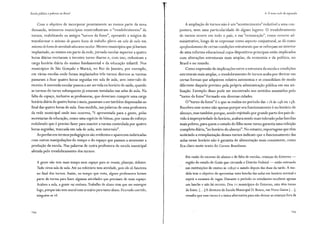 Escola pública e pobreza no Brasil
Com o objetivo de incorporar prontamente ao menos parte da nova
demanda, inúmeros municípios reintroduziram o "tresdobrainento" de
turnos, reabilitando os antigos "turnos da fome", operando a magica de
transformar o mínimo de quatro horas de trabalho efetivo em sala de aula em
máximo de horas de atividade educativa escolar. Mesmo municípios que ja haviam
implantado, ao menos em parte da rede, jornada escolar superior a quatro
horas diarias recriaram o terceiro turno diurno e, com isso, reduziram a
carga horaria diaria do ensino fundamental e da educação infantil. Nos
municípios de São Gonçalo e Marica, no Rio de Janeiro, por exemplo,
em varias escolas onde foram implantados três turnos diurnos as turmas
passaram a ficar quatro horas seguidas em sala de aula, sem intervalo de
recreio. A merenda escolar passou a ser servida no horario de saída, quando
as turmas do turno subsequente ja estavam instaladas nas salas de aula. Na
falta de espaço, inclusive as professoras, que deveriam cumprir uma carga
horaria diaria de quatro horas e meia, passaram a ser também dispensadas ao
final das quatro horas de aula. Essa medida, nas palavras de uma professora
da rede municipal onde isso ocorreu, "é apresentada para a gente, pelas
secretarias da educação, como uma espécie de bônus, por causa do esforço
redobrado que é preciso fazer para manter a turma controlada por quatro
horas seguidas, trancada em sala de aula, sem intervalo".
As perdas em termos pedagógicos são evidentes e aparecem imbricadas
com outras manipulações do tempo e do espaço que passam a atravessar a
produção da escola. Nas palavras de outra professora de escola municipal
afetada pelo tresdobramento dos turnos:
A gente não tem mais tempo nem espaço para se reunir, planejar, debater.
Tudo virou sala de aula. Até no refeitório tem atividade, pois ele só funciona
no final dos turnos. Assim, no tempo que resta, alguns professores botam
parte da turma para fazer algumas atividades que precisam de mais espaço.
Acabou a aula, a gente vai embora. Trabalho de aluno tem que ser entregue
logo, porque não tem mural nem armário para tanto aluno. Fica tudo corrido,
ninguém se vê.
.. •.· ~~
4. O novo ciclo de expansão
A ampliação de turnos não é um "acontecimento" redutível a uma con-
juntura, nem uma particularidade de alguns lugares. O tresdobramento
de turnos ocorre em todo o país, e sua "restauração", como recurso ad-
ministrativo, longe de se expressar como aspecto conjuntural, se da como
apr?_fundamento de certas condições estruturais que se reforçam no interior
de uma reforma educacional cujos dispositivos principais estão implicados
com alterações estruturais mais amplas, da economia e da política, no
Brasil e no mundo.
Como expressão de implicações entre a estrutura da escola e condições
estruturais mais amplas, o tresdobramento de turnos acaba por derivar em
certas formas que adquirem relativa autonomia e se consolidam de modo
dife:-ente daquele previsto pela própria administração pública em sua uti-
lização. Exemplo disso pode ser encontrado nos sentidos assumidos pelo
"turno da fome" formado em diversas cidades.
O "turno da fome" é o que se realiza no período das 11h às 1~ ou 15h.
Recebeu esse nome não apenas porque seu funcionamento é no horario de
almoço, mas também porque, sendo rejeitado por grande parte dos pais de-
vido à impropriedade do horario, acabava sendo mais tolerado pelas famílias
mais pobres, para quem o estudo do filho nesse turno garantia uma refeição
completa diaria, "no horario do almoço". No entanto, reportagens que têm
noticiado a reimplantação desses turnos indicam que o funcionamento das
aulas nesse horário não é garantia de alimentação mais consistente, como
fica claro neste texto do Correio Brasiliense:
Em razão do excesso de alunos e de falta de escolas, crianças do Entorno -
região do estado de Goiás que circunda o Distrito Federal - estão entrando
nas instituições de ensino às 1oh30 e saindo depois das duas da tarde. A me-
dida tem o objetivo de aproveitar uma brecha das aulas· em horário normal e
suprir a escassez de vagas. Durante o período os estudantes recebem apenas
um lanche e não há recreio. Dos 2 2 municípios do Entorno, oito têm turno
da fome.[ ...]A diretora da Escola Municipal D. Bosco, em Novo Gama[ ...],
ressalta que esse turno é a Única alternativa para não deixar as crianças fora da
 