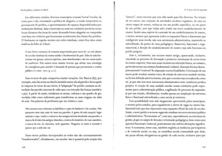 Escola pública e pobreza no Brasil
Em diferentes estados, diversos municípios criaram "novas" escolas, da
noite para o dia, retomando a política de aluguéis, a cessão temporária ou
permanente de prédios, o aproveitamento de espaços disponibilizados por
instituições distintas. Salas comerciais ou casas em condições precárias ou em
locais distantes das áreas de maior demanda foram alugadàs ou compradas
com base em critérios que favoreciam os interesses dos donos dos prédios.
O fenômeno se repetiu mesmo em redes estaduais, como fica claro nesta
matéria da Folha de S.Paulo:
O ano letivo começou de maneira improvisada para cerca de r 50 mil alunos
de escolas estaduais do ensino médio e fundamental do país. Salas de aula fun-
cionam em igrejas, centros espíritas, casas abandonadas e até em construções
de madeirite. Pelo menos treze estados tiveram que adotar uma estratégia
de emergência para atender à demanda de pessoas que procuraram o ensino
público (17 mar. 2002, p. 4-2).
Esse recurso de ação comportou muitas variações. Em Maricá (RJ), por
exemplo, uma das novas escolas foi instalada numa vila adquirida e desocupada
às vésperas do início do ano letivo. A "adaptação" do prédio consistiu na de-
molição das paredes internas de cada casa e na remoção das louças (sanitário
e pia). A partir de então, instalaram-se mesas, cadeiras e um quadro de giz,
medidas tidas como suficientes para transformar as casas exíguas em salas
de aula. Nas palavras da professora que me relatou o caso:
Não tiraram nem cobriram os ladrilhos e o piso do banheiro e da cozinha. Não
passaram nem uma mão de tinta nas paredes. A gente dá aula naquele lugar
mínimo e sujo, vendo o contorno dos antigos móveis decalcado nas paredes, a
marca da divisão dos antigos cômodos, amarca do lavatório, do vaso sanitário,
a marca do box, do chuveiro, tudo aparente. Ninguém se sente à vontade e
parece que a aula não vai.
Esses novos prédios incorporados às redes não são necessariamente
"transformados", oficialmente, em escolas. Isso é possível pela criação dos
1
.1
4. O novo ciclo de expansão
"anexos", outro recurso que tem sido usado para fins diversos. Na criação
de um anexo, um conjunto de atividades escolares regulares, de uma ou
várias etapas de ensino, realiza-se em um prédio específico, ou em parte
de um prédio, sem que tenha sido criado um novo estabelecimento de
ensino. Sendo uma espécie de extensão de um estabelecimento de ensino,
o anexo, mesmo que apresente todos os requisitos físicos e funcionais que
configuram uma escola, não tem autonomia administrativa, mantendo-se
subordinado, do ponto de vista pedagógico, financeiro, funcional e orga-
nizacional, à direção do estabelecimento de ensino cuja sede funciona em
prédio próprio.
Esse é, certamente, um recurso muito antigo, aparecendo, inclusive,
vinculado ao processo de formação e posterior autonomia de novas áreas
de ensino superior. Seus usos mais recentes na educação básica, no entanto,
particularmente nos ensinos fundamental e infantil, denotam formas desres-
peitosamente "criativas"de adaptação a novas finalidades. A formação de um
anexo pode resultar, muitas vezes, da criação de uma nova unidade escolar,
na forma definida anteriormente, sem que a mesma seja reconhecida como
tal, já que não tem nem autonomia administrativa nem existência jurídica
própria. A criação de uma unidade escolar nessas condições pode repre-
sentar, para a administração pública, a agilização do processo de expansão,
já que sua criação, oficialmente, resulta apenas em ampliação da estrutura
física e funcional subordinada a uma escola já existente.
Essa possibilidade tem sido largamente aproveitada pelos municípios,
e mesmo pelos estados, para expandirem a oferta de vagas no ensino fun-
damental sem que isso represente uma expansão oficial da rede de escolas.
{ssim, o novo prédio e as novas vagas não resultam em nova estrutura política
e administrativa. "Economiza-se", com isso, especialmente na estrutura de
gestão, já que os cargos de direção e orientação pedagógica, bem como seus
aparatos funcional e material, praticamente não sofrem alterações significa-
tivas. A economia, nesse caso, também engloba as instâncias participativas
e de controle social, ou seja, os conselhos escola-comunidade que, hoje,
são peças oficiais obrigatórias na gestão de cada escola, inclusive para que
299
 