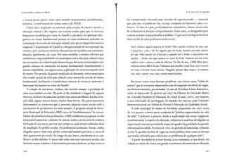 Escola pública e pobreza no Brasil
a mesma possa operar como uma unidade orçamentária, possibilitando,
inclusive, o recebimento de verbas como a do PODE.
Outro fator implicado no interesse pela criação de anexos envolve a
educação infantil e diz respeito aos truques usados para que os recursos
financeiros recebidos por conta do Fundef e, portanto, de aplicação obri-
gatória no ensino fundamental possam ser mais sutilmente aplicados na
sustentação das escolas de educação infantil, sem que se despertem maiores
suspeitas. A implantação do Fundefe a obrigatoriedade de incorporação das
creches e pré-escolas aos sistemas educacionais são medidas concomitantes,
datando, igualmente, de 1996. Por essas medidas, a mesma reforma que
estabelecia a responsabilidade dos municípios com a educação infantil criava
um mecanismo de redistribuição financeira que favorecia os municípios com
grande número de matrículas em ensino fundamental, desestimulando e
mesmo impedindo, em alguns casos, a aplicação de recursos naquele nível
de ensino. Por pressão da grande ampliação da demanda, vários municípios
têm criado escolas de educação infantil como anexos de escolas de ensino
fundamental, facilitando a transferência interna de recursos materiais e
funcionais declarados na conta do Fundef.
A criação de um anexo, todavia, não envolve sempre a produção de
uma nova unidade escolar. Ela pode se dar mediante o aluguel de espaços
diversos, inclusive de salas num prédio com outras atividades. Em São Gon-
çalo (RJ), alguns anexos foram criados dessa forma. São particularmente
interessantes os contornos que o processo adquiriu numa escola onde o
movimento de professores era mais atuante. A proposta inicial da Secre-
taria Municipal de Educação (SME) era a de "tresdobramento" de turnos.
Diante da resistência dos professores, a SME reelaborou a proposta: se não
era possível aumentar o número de turnos, então a escola teria de aceitar a
formação de um anexo, por um ano, tempo no qual seriam realizadas obras
de ampliação do prédio escolar. Os professores aceitaram. Foram, então,
alugadas quatro salas num prédio comercial bastante precário, a cerca de
dois quarteirões da escola. Ao longo do ano letivo, sucederam-se os con-
flitos e as dificuldades. O anexo não tinha vida nem estrutura escolar, não
havendo sequer banheiro. A merendeira precisava deslocar-se duas vezes ao
4. O nol'o ciclo de expansão
dia transportando merenda num carrinho de supermercado - merenda
que, por isso, só podia ser fria, ou seja, composta de biscoitos, pães e re-
frescos. Os alunos e pais, profundamente insatisfeitos, faziam enxurradas
de reclamações à direção e aos professores. Entre esses, os designados para
o anexo sentiam-se prejudicados e isolados. O que ocorreu depois fica bem
claro na fala de uma professora dessa escola:
Você conhece aquela história do bode? Todo mundo reclama da casa, que
é pequena e coisa e tal. Aí, alguém põe um bode, durante um mês, dentro
da casa. Todo mundo vai à loucura e, quando tira o bode, a casa parece um
paraíso... Então, nós aqui caímos no conto do bode. Ficamos um ano nesse
suplício com o anexo e nada da reforma. No fim do ano, a SME falou que a
reforma estava difícil de sair. Tínhamos que escolher entre ficar com o anexo
ou criar o terceiro turno diurno. Ninguém pensou duas vezes e cá estamos
nós, sem o anexo, mas com a escola nessa loucura.
Recursos como esses fizeram proliferar, em certos casos, "redes de
anexos" que se tornaram importantes vias de expansão da oferta de vagas,
em diversos sentidos, precarizadas. O caso de Fortaleza é bem ilustrativo,
como se depreende do parecer 46/ 2002 da Câmara de Educação Básica
do Conselho Estadual de Educação do Ceará (Ceará, 2002), em resposta
a uma solicitação de investigação da situação dos anexos, pela Comissão
Interinstitucional em Defesa do Direito à Educação de Qualidade Social.
A rede municipal de ensino de Fortaleza comportava em 2001 cerca
de 2 ~o anexos, a maior parte composta de "prédios improvisados em sala
d~ aula". Conforme o parecer, desde a explicitação das novas exigências
constitucionais a respeito da educação, relatórios e matérias divulgadas na
imprensa já estariam permitindo traçar um quadro da gravidade da questão
educacional na cidade. No início de 2002, no período de matrículas, voltaram
à cena "a questão da falta de vagas na escola pública, bem como as formas
apressadas utilizadas para solucionar os problemas de qualquer jeito".
A partir dos dados do Censo Escolar, já se constatava, a essa altura, em
relação ao estado do Ceará, um grande crescimento da matrícula na educação
 