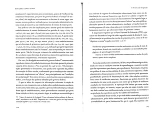 Escola pública e pobreza no Brasil
atendimento", especialmente para os municípios, quanto de "melhoria" das
estatísticas educacionais, por parte do governo federal. A"criação" de ane-
xos, afinal, não implicava necessariamente a abertura de novas vagas: esse
mesmo recurso podia ser utilizado para a incorporação administrativa de
uma escola já existente a um estabelecimento de ensino de maior porte.
Isso pode ser uma das explicações para a intensa queda no número de
estabelecimentos de ensino fundamental no período de 199_s- a 2003: de
198.o32, em 199 _s- , para 18 3.448 , em 1999 , e para 169 .o7_s-, em 2oo3. Ou
seja, no geral, menos 28. 9 _s- 7 estabelecimentos em oito anos. A queda maior
ocorreu nos estabelecimentos com até trinta alunos (de 87 .08 2, em 199 _s-,
para 49.021, em 2003, ou seja, menos 38.061) e nos estabelecimentos
que só ofereciam de primeira a quarta séries (de 1_s-4.633, em 1997, para
113.6 _s-6, em 2003, ou seja, menos 40.977), indicando que parte importante
desses estabelecimentos não foi "extinta", mas incorporada por outros de
maior porte. Não foi à toa que o número de estabelecimentos com mais
de 1 r;o alunos e que ofereciam de primeira a oitava séries apresentou, num
movimento complementar, crescimento expressivo.
Em 2002, foi divulgada urna matéria do governo federal79
comemorando
a queda no número de estabelecimentos que ofereciam apenas de primeira
a quarta séries (menos 12%), no período de 1998 a 2oo 1. Pela interpre-
tação apresentada no documento, essa queda seria expressão da política
de correção do fluxo escolar, confirmando que as mudanças não estariam
ocorrendo simplesmente na "oferta", mas principalmente nas "condições
de escolarização". Em outros termos, a escola brasileira estaria mudando para
melhor, e em função das políticas adotadas pelo governo federal.
O que se infere do conjunto de informações referentes à criação de
anexos, e a seu cruzamento com os dados sobre estabelecimentos escolares,
é outra coisa.Tudo indica que, quando o governo federal festejava a redução
desse tipo de estabelecimento, estava provavelmente omitindo que parte
dessa redução se devia, em primeiro lugar, às mudanças na metodologia e
79 Trata-se da matéria de divulgação "Censo educacional indica melhoria do fluxo es-
colar", veiculada no site do MEC. Disponível em: <www.mec.gov.br/acs/asp/noticias/
noticiasld.asp?Id=2 299>. Acesso em: 28 maio 2002.
4. O novo ciclo de expansão
nos critérios de registro de informações educacionais, bem como nos de
distribuição de recursos financeiros, que devem ter coibido o registro de
estabelecimentos que não estavam em funcionamento. Em segundo lugar, a
redução também decorreu de alterações rnenos"nobres"nas redes públicas:
alterações apenas de caráter administrativo mediante a transformação de
escolas pequenas (de uma e duas salas, por exemplo) em anexos de estabe-
lecimentos maiores e que ofereciam ensino de primeira a oitava.
É importante registrar que o Plano Nacional de Educação (PNE), que
esteve em discussão ao longo de toda a segunda metade da década de 1990,
já fazia menção ao problema das escolas de pequeno porte, como se lê nos
"objetivos e metas" traçados nos itens 1_s- e 16:
Transformar progressivamente as escolas unidocentes em escolas de mais de
um professor, levando em consideração as realidades e as necessidades peda-
gógicas e de aprendizagem dos alunos.
Associar as classes isoladas unidocentes remanescentes a escolas de, pelo
menos, quatro séries completas.
As escolas unidocentes constituem, de fato, um problema antigo e sério,
tendo em vista as condições restritas de aprendizagem e convívio escolar
que elas representam para alunos, pais e professores. Funcionam, em geral,
em prédios de uma ou duas salinhas de aula; sob diversos aspectos, a fusão
administrativa dessas pequenas escolas a escolas maiores pode apresentar
possibilidades positivas de dinamização da vida e das relações escolares,
bem como de melhorias materiais e funcionais que podem decorrer das
vinculações de uma escola pequena com outra que já dispõe de melhores
condições de funcionamento. A superação dos limites que essas escolas
isoladas carregam, no entanto, requer que elas não sejam tratadas como
um dado residual nem subdimensionadas na sua presença no território e
na produção da experiência escolar de milhões de brasileiros.
A invisibilidade dessas escolas, ao que tudo indica construída por recursos
administrativos, pelos dados estatísticos e pelo discurso governamental, é
a invisibilidade de parte fundamental do que é o país. Ela mantém o de-
 
