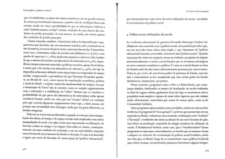 Escola pública e pobreza no Brasil
que a invisibilidade, no plano dos dados estatísticos, de um grande número
de anexos provavelmente mascarou o quadro real de condições físicas das
escolas, tendo em vista a possibilidade de que as informações relativas a
cada "estabelecimento escolar" tenham resultado de uma síntese das con-
dições do prédio principal e de seus anexos, ou, ainda, um retrato apenas
das condições do prédio principal.
Chama a atenção, também, o baixíssimo índice de dependências e equi-
pamentos que, há muito, são correntemente tratados como constitutivos, se
não da maioria, ao menos de parte muito expressiva das escolas. Éassustador,
nesse caso, o baixíssimo índice de escolas com biblioteca (2 2, 85%) e com
quadra de esportes (2 1, r 6%); ainda mais quando se observa o fato insólito
de que o número de escolas com laboratório de informática (8,59%), depen-
dência inequivocamente associada a políticas recentes, apesar de irrisório,
é maior que o de escolas com laboratório de ciências (5, 34%), um tipo de
dependência há muito definido como importante na composição do espaço
escolar, comprovando a persistência do que Florestan Fernandes aponta-
va, na década de 1970, como marca da constituição econômica, política
e social do Brasil: o sentido central da simultaneidade de tempos, em que
a instauração do "novo" não só coexiste, como se compõe organicamente
com a reiteração e a reabilitação do "velho". Mesmo que se considere a
probabilidade de que parte dos laboratórios de informática tenha apenas
existência formal, tendo em vista que sua "criação" oficial era condição
para que a escola adquirisse equipamentos desse tipo, o dado assusta, até
porque essa virtualidade deve abranger, ainda que em graus diferentes, as
demais categorias.
Tudo isso se torna mais problemático quando se nota que essas manipu-
lações dos dados, do tempo e do espaço escolar estão implicadas com outras
manipulações da escola e da eifera escolar que representam modificações de
diversas ordens no tempo e no espaço reservados ao ensino, consequen-
temente em suas condições de realização e em sua centralidade, impondo
outras formas de encurtamento do direito àeducação. Éo que será abordado
a seguir, por meio da discussão de outras peças da "política educacional'',
4. O no•'O ciclo de expansão
que desencadeariam outra série de novas utilizações da escola, vinculadas
às reorientações da política social.
4. Velhas novas utilizações da escola
Se a reforma educacional do governo Fernando Henrique Cardoso for
olhada em suas conexões com a política social, será possível perceber que,
em sua inscrição nessa esfera mais ampla, o que chamamos de "política
educacional" assumiu, na verdade, a forma de uma"política escolar". Quando
suas peças são vistas em conjunto, torna-se evidente o propósito de adaptar
instrumentalmente a escola a novas funções que se tornavam estratégicas
no novo contexto econômico e político. Écomo se a escola fizesse as vezes
do Estado onde ele não estava suficientemente presente por outros meios.
Trata-se, por certo, de uma forma pobre de presença do Estado, mas isso
não é contraditório se for considerado que essa versão pobre do Estado
destinava-se, exatamente, aos pobres.
Nesse contexto, programas corno o Peti e o Bolsa Escola, que come-
çaram tímidos, lembrando os ensaios de focalização via escola realizados
no final do regime militar, ganhariam força tão logo se mostrassem Úteis a
propósitos mais amplos e capazes de atuar sobre aspectos que não vinham
sendo efetivamente controlados por meios de outras ações, como as do
Comunidade Solidária.
Esses programas (apresentados como novidades, tendo em vista sua face
moderna, de programas de"nova geração"), na forma que assumiriam em sua
expansão no Brasil, realizariam urna inusitada combinação entre "tradição"
e."inovação", resultando não tanto na adoção de um novo formato de ação,
mas talvez na atualização expandida de antigas tentativas de utilização da
l 'f d II b " e · "d
esco a. E un arnenta em rar, nesse caso, que o trans10rm1smo esses
programas se expressava, essencialmente, no sentido que os mesmos vieram
a adquirir no contexto de reorientação da política social brasileira, tendo
em vista que, no Brasil, longe de se constituírem como política focalizada
para cobrir lacunas, reconstituindo patamares favoráveis a alguma integra-
 