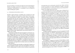 Escola pública e pobreza no Brasil
ção socioeconômica, se tornaram uma espécie de meio de dissimulação do
abandono de qualquer perspectiva de enfrentamento das desigualdades,
constituindo o aprofundamento e a consolidação de uma via especial de
"ação" do Estado para os pobres.
4. l. OS PROGRAMAS DE RENDA MÍNIMA EA ESCOLA
Entender o papel central que a vinculação entre os programas de renda
mínima e a educação escolar assumiria no Brasil requer remontar aspec-
tos do desenvolvimento do debate e das práticas relativas à implantação
de programas desse tipo pelos municípios, estados e governo federal. O
debate sobre os programas de renda mínima foi trazido para o Brasil, na
década de 1970, pelo economista Antonio Maria Silveira, mas só se difun-
diu plenamente na década de l 990, a partir, especialmente, da atuação do
senador Eduardo Suplicy, do Partido dos Trabalhadores (PT), responsável
pelo primeiro projeto de lei sobre um programa de renda mínima de alcance
nacional, associado, no caso, a situações de desemprego e subemprego. O
projeto, que não chegou a ser aprovado pelo Congresso Nacional, serviu
para deflagrar o debate sobre a necessidade e a viabilidade de programas
de renda mínima no país, impulsionando outras iniciativas (Silveira, 2002;
Suplicy, 2002a, 2002b).
A proposta de vinculação desse tipo de programa à escolarização é pos-
terior. Segundo Suplicy (1002a), ela teria sido feita pelo economista José
Márcio Camargo, que alertou para o fato de que no Brasil os problemas
relacionados ao desemprego e ao subemprego atingem mais duramente
as crianças em idade escolar, obrigando-as a ingressar precocemente no
trabalho para ajudar na renda familiar. A vinculação da renda mínima à
escolarização favoreceria o ingresso e a permanência de crianças pobres
na escola, já que o principal motivo da evasão escolar seria resolvido com
o auxílio financeiro.
Há outras motivações que não podem ser desprezadas. Enquanto nos
países de capitalismo avançado a parte talvez mais significativa dos progra-
mas de complementação de renda de diversos formatos não apresentava
310
4. O novo ciclo de expansão
vinculação direta com a escolarização, num país como o Brasil, com baixa
inserção da população em relações oficializadas de trabalho, a associação
de um auxílio financeiro à escolarização, na forma de uma "bolsa familiar'',
acenava com vantagens operacionais claras.
O uso da estrutura educacional como suporte para a realização de um
programa mais assistencial que educacional implicava, pelo menos, duas
vantagens. Uma era a possibilidade de triagem e controle mais rigorosos
dos beneficiários do programa, já que inexistiam outras bases de dados
adequadas a essa finalidade. A outra era a disponibilização rápida de uma
infraestrutura operacional imprescindível para a implementação, em grande
escala, de um programa desprovido de base institucional própria. Isso re-
sultou, certamente, numa utilização instrumental da estrutura educacional
pública, principalmente dos municípios, com repercussões problemáticas na
própria execução dos serviços de educação, questão àqual voltarei adiante.
Importa agora pontuar que essa conjunção de motivos está na base da criação
de um formato de programa de renda mínima, de certa forma, típico do
Brasil, que logo ficou conhecido como "Bolsa Escola"; e que as vantagens
operacionais antevistas, sem dúvida, influíram na rápida adoção do novo
formato de programa como uma espécie de carro-chefe na reorientação
da política social brasileira.
Io Brasil, as primeiras experiências concretas de programas de renda
mínima começaram a ser realizadas, consecutivamente, em l 994, no mu-
nicípio de Campinas, e em 1995-, no Distrito Federal. Logo em seguida,
inúmeros outros programas municipais e estaduais foram criados, com
formatos variados. Os programas de Campinas e do Distrito Federal, no
entanto, constituem dois tipos bastante ilustrativos da diversidade poste-
riormente produzida.
Em Campinas, o Programa de Garantia de Renda Mínima, coorde-
nado pela Secretaria de Assistência Social, oferecia, a famílias com renda
per capita inferior a R$ 35 e com filhos entre o e l 4 anos ou portadores
de deficiência física, uma ajuda financeira temporária (correspondente à
complementação da renda familiar até o limite de R$ 35 por pessoa) e
uma rede de programas sociais voltados à reintegração ao trabalho e à re-
3 [ [
 