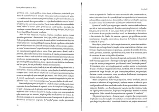 Escola pública e pobreza no Brasil
periência com a escola pública, como aluna, professora e, mais tarde, por
meio de outras formas de atuação, forneciam muitos exemplos de ações
- a saúde escolar, as instituições periescolares, as ações socioeducativas da
segunda metade do regime militar - cujas familiaridades com os "novos"
programas não pareciam acidentais. Havia vários indícios de continuidades
entre "velhas" e "novas" ações, praticamente confirmando a inscrição das
mudanças recentes da escola num pr Jcesso de longa duração, deformação
da escola pública elementar brasileira.
Mais um bom tempo de pesquisas, estudos, consultas e ajustes, e essas
questões ganhariam a forma deste livro, que, enfim, apresento ao debate.
Nele, proponho uma interpretação da escola pública brasileira com foco nas
implicações entre escola pública elementar, Estado e pobreza, advertindo
que não é (ao menos não pretende ser) um trabalho sobre a escola e a pobre-
za como "acontecimentos" específicos que se relacionariam pontualmente,
um supostamente agindo sobre o outro. Num país como o Brasil, onde a
pobreza, não sendo residual nem transitória, é tratada permanentemente
como se o fosse, e onde o nível de ensino mais elementar atravessa todo um
século sem jamais completar sua saga de universalização, é válido pensar
que escola pública e pobreza sefazem, a ponto de suas histórias resultarem,
em boa parte, de um profundo e mútuo atravessamento.
Fica apresentada, então, desde já, a tese afirmada ao longo deste livro: a
escola pública elementar, no Brasil, tendo em vista asjunções de mediação que passa
a cumprir para o Estado, em suas relações com os contin9entes populacionais pobres,
tornou-se uma espécie de posto avançado, que permite, a esse Estado, certas condições
de controle populacional e territorial,Jormas variadas de ne9ociação do poder em
diferentes escalas e certa "economia de presença"em outros âmbitos da vida social.
Essa condição de posto avançado do Estado é compreendida, aqui, como
expressão de um fenômeno de expansão escolar de complexa configuração,
no qual a lenta expansão da eferta no nível mais elementar do ensino aparece
implicada com o "robustecimento" da escola, ou seja, com uma expansão da
eifera escolar que, no entanto, implica perdas incalculáveis em termos do
direito à educação e de outros direitos sociais. Essa expansão da eifera escolar
decorre da permanente migração de "tarefas" para a escola, permitindo
26
l
Introdução
conter a expansão do Estado em outros setores de ação, constituindo-se,
assim, como uma forma de expansão à qual correspondem encurtamentos na
esfera pública em pelo menos dois sentidos, relativos às reduções operadas
na política social e nas dimensões e condições formativas da escola.
Quanto às "tarefas" que migram para a escola, convém ainda esclarecer
que não se trata necessariamente de ações concretas plenamente realizadas.
Em geral, são arremedos de ação, cujos efeitos principais são o deslocamen-
to do ensino de sua posição central na escola e a dissimulação da ausência
e das omissões do Estado, de maneira a parecer que problemas sociais,
econômicos e de saúde, entre outros, decorrem da "carência educacional
e cultural do povo".
Meu objeto, neste livro, é a formação dessa escola, nessa chave analítica.
Entendo que, ao longo dessa formação, certas características relativas a suas
formas e funções mostraram-se oportunas a projetos de sentidos diversos,
sendo, portanto, mantidas, e persistiram até o ponto de se tornarem parte
da estrutura de uma escola pública à brasileira.
A ideia de uma escola à brasileira é inspirada na discussão de LuizWer-
neckVianna ( r 997) sobre a forma particular pela qual ocorreria, no Brasil,
0 tipo de mudança categorizado por Gramsci como "revolução passiva".
A formulação sobre a revolução passiva à brasileira assenta na constatação
de que a revolução burguesa autocrática, no Brasil, teria se realizado num
processo de longa duração, no qual orientações políticas, em princípio,
distintas e vistas comumente como portadoras de ideais até contrapostos
teriam realizado uma complexa fusão.
Minha compreensão da formação da escola pública brasileira, além de
a~entuar a referência à longa duração, também assenta na ideia de que a
configuração atual dessa escola não resulta de um projeto único e intencio-
nalmente dirigido a um fim claramente traçado, mas da complexa fusão,
em alguns pontos essenciais, de projetos em princípio distintos e mesmo
antagônicos. Daí a tomada de empréstimo da expressão "à brasileira".
Há pontos importantes a destacar, aqui, a respeito das compreensões
implicadas nessa formulação. De um lado, é necessário afirmar que a escola
que chega aos pobres não é o resultado direto de um projeto intencional-
27
 