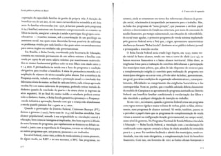 Escola pública e pobreza no Brasil
cuperação da capacidade familiar de gestão da própria vida. A duração do
benefício era de um ano, só em casos extraordinários estendida a até dois
anos. As famílias selecionadas (em 1998, já haviam passado pelo programa
6.047 famílias) assinavam um documento comprometendo-se a manter os
filhos na escola, assegurar a atenção à saúde e participar dos grupos socio-
educativos - reuniões mensais, sob a coordenação de um psicólogo ou
assistente social, nas quais eram discutidas formas possíveis de enfrentar
os problemas vividos por cada família e das quais saíam encaminhamentos
para outros órgãos ou entidades não governamentais.
Em Brasília, o Bolsa Escola, coordenado pela Secretaria de Educação,
consistia na concessão permanente de um salário mínimo a famílias com
renda per capita de até meio salário mínimo que mantivessem matricula-
dos no ensino fundamental público todos os seus filhos com idade entre 7
e 14 anos. A permanência na escola era o foco do programa e condição
obrigatória para receber o benefício. A ideia de permanência estendia-se à
ampliação do número de séries cursadas pelos alunos. Daí a existência da
Poupança-escola, voltada a estimular a promoção anual e a conclusão dos
diferentes níveis de ensino: ao final de cada ano letivo, cada criança aprovada
recebia R$ 1oo numa caderneta de poupança, podendo retirar metade do
dinheiro quando da conclusão da quarta e da oitava séries (e ingresso na
série seguinte). Só ao final do ensino médio o estudante poderia retirar
todo o dinheiro. Assim, o Bolsa Escola garantiria a presença e a Poupança-
-escola induziria a aprovação, fazendo com que a criança não abandonasse
a escola quando passasse dos 14 para os ri; anos.
Quando o governador do Distrito Federal, Cristovam Buarque (PT),
deixou o governo (1997), havia mais de 22,i; mil famílias atendidas. Esse
alcance populacional, somado à sua originalidade na vinculação central à
educação, bem como às vantagens aí implicadas, deu bom suporte à difusão
do novo formato de programa, que rapidamente se destacou no debate na-
cional e, junto com a experiência de Campinas, tornou-se referência para
os outros programas que, aos poucos, passaram a ser realizados.
Em nível federal, como visto, a ideia de renda mínima já estava presente,
de algum modo, no RMV e no seu sucessor, o BPC. Tais programas, no
3 I 2
ll
l
4. O novo ciclo de expansão
entanto, ainda se orientavam em torno dos referenciais clássicos da prote-
ção social, relacionados à incapacidade permanente para o trabalho. Mas,
na linha dos programas de "nova geração", que passaram a atribuir papel
seletivo e discricionário do Estado na cobertura, por meio de concessão de
auxílio financeiro, por tempo indeterminado, nas situações de vulnerabilida-
de social mais agudas, o primeiro programa de renda mínima implantado
pelo governo federal seria o Peti que, a rigor, apresentava características
similares ao formato "Bolsa Escola": destinava-se ao público infanto-juvenil
e pressupunha a inserção escolar.
O Bolsa Escola Federal seria criado logo depois, em 1997, numa ver-
são inicial de baixo alcance, tendo em vista o corte de idade (7 a 14), os
baixos recursos financeiros e o baixo alcance territorial. Além disso, as
exigências feitas para a realização do convênio dificultavam a participação
dos municípios mais pobres, que, além de não disporem de recursos para
a complementação exigida (o convênio para realização do programa nos
municípios obrigava-os a arcar com i;oo/o do valor da bolsa), apresentavam,
em geral, precárias condições de organização administrativa e, consequen-
temente, dificuldades no cumprimento das exigências burocráticas e das
contrapartidas. Note-se, porém, que o modelo adotado diferia claramente
do modelo de Campinas e se aproximava do programa instituído no Distrito
Federal: um benefício familiar condicionado à escolarização dos filhos e
não vinculado a qualquer obrigação de inserção no trabalho.
Só em 2001, no entanto, quando o governo federal criou um programa
com regras menos rígidas e maior volume de verbas, pôde-se falar, efetiva-
mente, num programa de alcance nacional. Só então, também, passou-se
a perceber o papel-chave que os programas de complementação de renda
vi;iam a assumir na configuração da ação governamental, no campo social,
nesse nível de governo. No Programa Nacional de Renda Mínima vinculada
à Educação - Bolsa Escola Federal, a vinculação com a escolarização foi
confirmada como aspecto central e a faixa de idade atendida foi estendida
para 6 a 1 i; anos. Foi também facilitada a adesão dos municípios, sendo es-
timulada, mas não mais obrigatória, a complementação local do benefício
financeiro. Com isso, em fevereiro de 2002 as fontes oficiais festejavam a
313
 