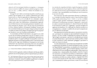 Escola pública e pobreza no Brasil
adesão de 98% dos municípios brasileiros ao programa e o consequente
alcance de mais de 8 milhões de crianças (o primeiro programa só alcan-
çara, em 2000, 1 ,7 milhão, conforme o relatório de atividades de 2001
do programa).
Seu papel de carro-chefe na reorientação da política social ficaria mais
evidente, logo em seguida, em 2002, quando o cadastramento para o Bolsa
Escola tornou-se o canal de implantação do Cadastramento Único (insti-
tuído pelo decreto 3. 877, de 24 de julho de 200 1), destinado a unificar
o cadastramento dos outros programas de complementação de renda que
vinham sendo criados. Esse cadastramento, coordenado pelos órgãos ges-
tores do Bolsa Escola em nível municipal, geralmente vinculados às secre-
tarias municipais de educação, e que se deu por meio do preenchimento
de fichas cadastrais familiares extremamente detalhadas, formaria uma
base centralizada de dados que serviria para a integrar os demais benefícios
concedidos até então de forma dispersa, formando uma"rede de programas"
que desenharia o novo eixo da política social brasileira.80
As características do Bolsa Escola Federal e esse papel de carro-chefe
de uma rede de benefícios pontuais fazem com que seu impacto no setor
educacional seja saturado de sentidos não imediatamente apreensíveis, es-
pecialmente quanto a seu papel na definição de uma "política escolar" e do
significado desta para a reorientação da política social. O rastreamento desses
sentidos, porém, exige maior detalhamento do programa em seu formato
institucional e suas características operacionais, bem como uma análise de
importantes aspectos de seu processo de implantação nos municípios.
4. 2. O BOLSA ESCOLA FEDERAL EA MIGRAÇÃO DETAREFAS
O Bolsa Escola foi organizado no âmbito do Ministério da Educação (MEC),
ganhando uma secretaria própria, que ficou responsável pelos procedimen-
80 Esse Cadastramento Único, por sua vez, tornou-se a base a partir da qual o governo
Luiz Inácio Lula da Silva implantaria, na gestão seguinte, o Programa Bolsa-Família, cujo
cadastramento, inicialmente, continuou se realizando em grande parte no caminho já
aberto pelos programas antecessores, via secretarias de educação.
3 14
4. O novo ciclo de expansão
tos e de:::isões de competência da União a respeito do programa, incluindo
desde o estabelecimento de prerrogativas, critérios e ações nele implicados
até a elaboração das normas de operacionalização do mesmo no âmbito dos
municípios, cujas responsabilidades eram firmadas por meio da assinatura
de um termo de adesão.
Parte importante das tarefas operacionais referentes ao cadastramen-
to e à entrega do benefício financeiro coube à Caixa Econômica Federal
(CEF), à qual, na forma do§ 4º do art. 1° da lei 1o.2 19/2001, se atribuiu
1 d " d " d ' 1 1. "I
o pape e agente opera or remunera o, responsave por rea izar . o
fornecimento da infraestrutura necessária à organização e manutenção
do cadastro nacional de beneficiários; II. o desenvolvimento dos sistemas
de processamento de dados; III. a organização e operação da logística de
pagamento dos benefícios; e IV. a elaboração dos relatórios necessários ao
acompanhamento, à avaliação e à auditoria da execução do programa por
parte do Ministério da Educação".
Essas disposições da lei podem fazer parecer, num primeiro momento,
que a participação dos municípios na operacionalização do programa era
pequena, o que não é verdade. A implantação do programa em cada muni-
cípio obrigava-o previamente a uma série de contrapartidas que variavam
de tarefas administrativas e operacionais locais, bastante pesadas, à adoção
de ações específicas de caráter assistencial e pedagógico, especialmente no
âmbito das secretarias de educação.
As tarefas administrativas e operacionais eram principalmente vinculadas
ao cadastramento das famílias e ao controle da frequência escolar. Com base
nas "disponibilidades" orçamentárias e em estimativas de renda familiar per
capita produzidas pelo IBGE, o governo federal estipulava o número de fa-
míliâs passíveis de serem atendidas em cada município. Cabia aos governos
municipais fazer a chamada pública dessas famílias, orientáclas a respeito
dos documentos e procedimentos necessários ao cadastramento e realizar
suas duas primeiras etapas: o recebimento da documentação, seguido do
preenchimento das fichas com os dados cadastrais, e a digitação desses dados
no sistema informatizado da CEF. Cabia, ainda, aos municípios a organiza-
ção e a manutenção do cadastro, por dez anos, a contar "do encerramento
31 5
 