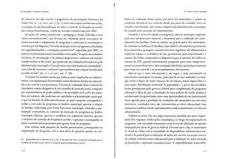 facola pública e pobreza no Brasil
do exercício em que ocorrer o pagamento da participação financeira da
União" (lei 1o.2 19/ 2001, art. i;º, § 1º), bem como outras tarefas associadas,
a exemplo da operacionalização de todo o controle da frequência escolar
das crianças beneficiárias, conforme normas estabelecidas pelo MEC.
As ações de caráter assistencial e pedagógico foram definidas como
"ações socioeducativas", que deviam ser realizadas pelos municípios de
forma associada à implantação do programa e conforme as orientações e
critérios por ele dispostos. Previstas na lei que criou o programa e detalhadas
em regulamentações e orientações posteriores81
expedidas pelo MEC, as
ações socioeducativas foram concebidas como ações "de apoio aos trabalhos
escolares, de alimentação e de práticas desportivas e culturais em horário
complementar ao das aulas", que poderiam ser realizadas diretamente pela
administração municipal ou "em parceria com instituições da comunidade",
com o fim de incentivar e viabilizar"a permanência das crianças beneficiadas
na rede escolar" (lei 1o. 219/ 2001, art. 2º, III).
A mesma lei também previa que todas as ações implicadas no cadastra-
mento e na implantação das atividades socioeducativas deviam ser submeti-
das a um controle social permanente. A forma de realização desse controle foi
vinculada à criação obrigatória de um conselho de controle social, composto
por representantes do poder público e da sociedade civil (i;o% dos mem-
bros, no mínimo, não poderiam ser vinculados à administração municipal,
o que foi burlado de diferentes formas), ao qual competia: acompanhar e
avaliar a execução do programa no âmbito municipal; aprovar a relação
de famílias cadastradas pelo Poder Executivo municipal; estimular a par-
ticipação comunitária no controle da execução do programa no âmbito
municipal; elaborar, aprovar e modificar seu regimento interno; aprovar
o relatório de controle da frequência escolar; e apreciar e acompanhar as
ações socioeducativas propostas pelo gestor local do programa.
Esse volume nada pequeno de tarefas permanentes, pressupostas na
implantação do programa, leva a uma série de questões quanto às con-
81 Especialmente o decreto 3.823, de 28 de maio de 2001, o Guia de orientação para os
conselhos de controle social (2002) e o Guia de ações socioeducativas (2002).
316
4. O novo ciclo de expansão
<lições de realização dessas ações, por parte dos municípios, e quanto às
condições efetivas de seu controle social, por parte do conselho. Deve-se
ressaltar, inicialmente, que o maior impacto nas administrações municipais
foi causado pelo processo de cadastramento.
Assinado o termo de adesão ao programa, cabia ao município organizar
toda uma infraestrutura material e de pessoal para a realização do cadas-
tramento das famílias. Como se tratava, em grande parte dos municípios,
de centenas ou milhares de famílias, cujos dados e documentos precisavam
ficar acessíveis a quaisquer consultas nos anos seguintes, tal infraestrutura
implicava espaço e mobiliário de uso permanente para arquivamento e
manejo das fichas; computadores disponíveis para a inserção dos dados no
sistema da CEF; pessoal minimamente preparado para atuar temporaria-
mente no preenchimento e informatização das fichas e pessoal permanente
para atuar no controle e no acompanhamento das mesmas.
Sabe-se que o setor educacional é, em regra, o mais estruturado na
maioria dos municípios. Ao menos, pelo tipo de serviço realizado, é o setor
que tende a dispor de maior número de servidores, maior espaço físico e
com maior distribuição territorial. A quantidade e o porte das atividades
locais pressupostas pelo governo federal para a implantação do programa
reforçam a ideia de que a vinculação de uma política de renda mínima à
escolarização foi aproveitada como uma oportunidade de uso instrumental
desse aparato para a produção de resultados não alcançados nos seis anos
anteriores, resultados estes não circunscritos ao setor educacional, mas
extensivos à política social, especialmente na esfera assistencial, e à reforma
administrativa.
Voltarei ao tema. Por ora, julgo importante assinalar que parte impor-
tante dos impasses vividos pelos municípios, ao longo da implantação do
programa, está vinculada exatamente a essa forma de utilização do aparato
municipal por parte do governo federal. Da noite para o dia, os municípios
se viram às voltas com a necessidade de disponibilizar infraestrutura ma-
terial e de pessoal para a realização de ações não inscritas nos projetos locais e
de utilizar a infraestrutura educacional para a realização de ações saturadas
de.finalidades e implicações extraeducacionais. A disponibilização dessa infra-
317
 