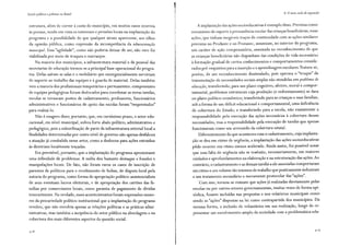 Escola pública e pobreza no Brasil
estrutura, alem de correr à custa do município, em muitos casos ocorreu
às pressas, tendo em vista os interesses e pressões locais na implantação do
programa e a possibilidade de que qualquer atraso aparecesse, aos olhos
da opinião pública, como expressão da incompetência da administração
municipal. Essa "agilidade", como não poderia deixar de ser, não raro foi
viabilizada por meio de truques e rearranjos.
Na maioria dos municípios, a infraestrutura material e de pessoal das
secretarias de educação tornou-se a principal base operacional do progra-
ma. Delas saíram as salas e o mobiliário que emergencialmente serviriam
de suporte ao trabalho das equipes e à guarda de material. Delas tambem
veio a maioria dos profissionais temporários e permanentes: componentes
de equipes pedagógicas foram deslocados para coordenar as novas tarefas;
escolas se tornaram postos de cadastramento; professores, funcionários
administrativos e funcionários de apoio das escolas foram "emprestados"
para realizá-lo.
Não e exagero dizer, portanto, que, em curtíssimo prazo, o setor edu-
cacional, em nível municipal, sofreu forte abalo político, administrativo e
pedagógico, pois a subordinação de parte da infraestrutura setorial local a
finalidades determinadas por outro nível de governo não apenas desfalcou
a atuação já combalida nesse setor, como a deslocou para ações estranhas
às diretrizes localmente traçadas.
Era previsível, portanto, que a implantação do programa apresentasse
uma infinidade de problemas. A mídia deu bastante destaque a fraudes e
manipulações locais. De fato, não foram raros os casos de inscrição de
parentes de políticos para o recebimento de bolsas, de disputa local pela
autoria do programa, como forma de apropriação político-assistencialista
de seus eventuais lucros eleitorais, e de apropriação dos cartões das fa-
mílias por comerciantes locais, como garantia de pagamento de dívidas
intermitentes. Na verdade, esses acontecimentos foram expressões meno-
res da precariedade político-institucional que a implantação do programa
revelou, que não envolvia apenas as relações políticas e as práticas admi-
nistrativas, mas tambem a incipiência do setor público na abordagem e na
cobertura dos mais diferentes aspectos da questão social.
3r 8
4. O novo ciclo de expansão
A implantação das ações socioeducativas e exemplo disso. Previstas como
mecanismo de suporte à permanência escolar das crianças beneficiárias, essas
ações, que tinham inegáveis traços de continuidade com as ações similares
previstas no Prodasec e no Pronasec, assumiam, no interior do programa,
um caráter de ação compensatória, assentada no reconhecimento de que
as crianças beneficiárias não dispunham das condições de vida necessária~
à formação gradual de certos conhecimentos e comportamentos conside-
rados pre-requisitos para a inserção e a aprendizagem escolares. Tratava-se,
porem, de um reconhecimento dissimulado, pois operava o "truque" da
transmutação de necessidades sociais amplas não atendidas em problema de
educação, transferindo, para um plano cognitivo, afetivo, moral e compor-
tamental, problemas estruturais cuja produção (e enfrentamento) se dava
no plano político-econômico; transferindo para as crianças e suas famílias,
sob a forma de um deficit educacional e comportamental, uma deficiência
de cobertura do Estado; e transferindo para a escola, não exatamente a
responsabilidade pela execução das ações necessárias à cobertura dessas
necessidades, mas a responsabilidade pela execução de tarefas que apenas
funcionavam como um arremedo da cobertura estatal.
Diferentemente do que aconteceu com o cadastramento, cuja implanta-
ção se deu em ritmo de urgência, a implantação das ações socioeducativas
pôde ocorrer em ritmo menos acelerado. Ainda assim, foi possível notar
que essa falta de urgência não se traduziu, necessariamente, em maiores
cuidados e aprofundamentos na elaboração e na estruturação das ações. Ao
contrário, o cadastramento e as demais tarefas a ele associadas comportaram
um ritmo e um volume tão intensos de trabalho que praticamente induziram
a um tratamento secundário e meramente protocolar das "ações".
·Com isso, tornou-se comum que ações já realizadas diretamente pelas
escolas ou por outros setores governamentais, muitas vezes de forma epi-
sódica, fossem incluídas nas propostas e nos relatórios municipais como
sendo as "ações" dispostas na lei como contrapartida dos municípios. Da
mesma forma, a inclusão de voluntários em sua realização, longe de re-
presentar um envolvimento amplo da sociedade com a problemática edu-
319
 