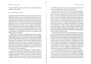Escola pública e pobreza no Brasil
cacional, possibilitou uma espécie de "alibi" para a realização de atividades
irregulares e improvisadas.
4. 3. O CADASTRAMENTO DOS POBRES
A incipiência da atuação do Estado no campo social tornou-se visível prin-
cipalmente ao longo do processo de cadastramento do Bolsa Escola e, pos-
teriormente, dos demais programas de transferência de renda, por meio de
sua agregação num Único cadastro. Éimportante retomar a observação de
que o abalo sofrido pelas administrações municipais com a implementação
do Bolsa Escola não se deYeu apenas à subordinação da atuação municipal a
finalidades traçadas em nível federal. Deveu-se, também, àsubordinação e
ao uso instrumental do setor educacional para finalidades que, em princípio,
estariam inscritas em outros setores de ação governamental. Inclui-se, aqui,
o atendimento a emergências provocadas pela incipiência da ação estatal
no enfrentamento das desigualdades econômicas e na produção de uma
política social a ele coadunada.
Exemplo disso é o fato de que o cadastramento previsto para a implan-
tação do programa tenha se evidenciado, desde o início, como o mais amplo
cadastramento dos pobres feito no Brasil. Havia clareza dessa "utilidade"
por parte do governo federal. Mais que isso, é possível afirmar que havia
essa intenção. Os formularios do primeiro cadastro incluíam informações
que demonstravam o interesse do governo em mapear diferentes aspectos
da pobreza que poderiam ensejar atuações posteriores. A utilização do ca-
dastro inicial, como gatilho para a implantação do Cadastramento Único,
destinado àprodução de uma base de dados mais ampla, que viesse a servir
para outros usos, reforça essa hipótese.
O cadastramento provocou a explicitação de carências profundas. A
começar, tratava-se de cadastrar muitas pessoas sem nenhum vínculo ins-
titucional ou com vínculos apenas residuais. A apresentação dos documen-
tos exigidos (identidade e CPF dos responsaveis, certidão de nascimento
dos filhos e dependentes, comprovante de rendimentos, comprovante de
residência, termo de tutela da criança, quando necessario) representava
320
4. O novo ciclo de expansão
um verdadeiro pesadelo para quem vivia à margem de formas oficiais de
registro ja naturalizadas pelas classes médias e pelas elites.
A apresentação de comprovante de rendimentos, por parte dos respon-
saveis pelas crianças, reservou surpresas por vezes insólitas. É sabido que
parcelas imensas da população não têm suas relações de trabalho formali-
zadas, o que tornou a comprovação da renda uma tarefa a ser solucionada
localmente, sob pena de inviabilizar o benefício para quem mais precisava.
Diante da falta de um documento oficial de renda, uma das práticas ado-
tadas foi solicitar que os responsáveis redigissem, de próprio punho, uma
declaração. O número alto de analfabetos (ou daqueles que, mesmo com
razoável domínio da escrita, se sentiam incapazes de fazê-lo numa situação
de tal formalidade), no entanto, obrigou a criação de uma rede de ajudas
que, em alguns lugares, envolveu as próprias equipes de cadastramento na
produção de declarações padronizadas (reproduzidas em xerox ou na ainda
mais típica tecnologia de reprodução da escola pública, o mimeógrafo) que
eram preenchidas e assinadas na hora.
O cálculo da renda, que precisava constar da declaração, tornou-se outro
problema. A lógica de cálculo de renda implícita no programa era salarial,
pressupondo uma estimativa mensal. Isso parece óbvio para as classes assa-
lariadas e mesmo para outras categorias de padrão financeiro médio e alto
que, apesar de terem renda variável, precisam considerá-las em termos de
médias mensais, pois realizam suas despesas e suas prestações de contas
numa sociedade cuja agenda financeira é majoritariamente conformada
ao sistema salarial. São exemplos disso a periodicidade das prestações de
serviços públicos e privados, como gás, luz e educação; o vencimento de
car~ões de crédito; o salário de empregados; a declaração do Carnê Leão e
tantas outras coisas que pontuam a agenda das classes médias e altas.
Essa marcação periódica, porém, não é nem um pouco óbvia para pes-
soas à margem do sistema salarial em dois de seus aspectos principais: a
renda e o consumo. Tratava-se de famílias cuja exposição ao desemprego
e ao subemprego era tão prolongada que as formas de cálculo vinculadas
a práticas de previsão pareciam-lhes totalmente estranhas, obrigando os
cadastradores a arbitrar uma renda a partir de cálculos precários ancorados
32 1
 