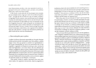 Escola pública e pobreza no Brasil
como dramas pessoais, privados, e não como expressão do modo de or-
ganização da vida social e econômica no país e, portanto, como problema
público para o qual se deve buscar solução.
O fato de que a escola tenha sido um dos principais meios acionados
para sua realização mostra o lugar que coube a ela na reforma da política
social - um lugar que não é de todo novo e que, na verdade, se atualiza e
se "especializa" no novo contexto, como uma forma perversa de realização
à brasileira da modernização da escola. Essa foi uma das formas de reali-
zação do estreitamento da esfera pública por meio da instauração de uma
nova "pragmática das portas", à qual corresponde um estreitamento dos
canais de discussão e acesso a direitos delineados na Constituição de r 988
de forma mais ampla. Com isso, a escola se tornou um lugar de provisão
restrita de meios para a sobrevivência, com o agravante de ser também o
lugar para onde passaram a convergir mais intensamente problemas aos
quais a escola não tem como dar encaminhamento.
s. Uma escola pobre para os pobres
A análise da reforma educacional empreendida por Fernando Henrique
Cardoso permite perceber interessantes nexos entre políticas e práticas
antigas e novas, nexos que apontam no sentido de seu aprofundamento e
de sua maior sistematicidade, por meio do uso instrumental cada vez mais
expandido e organizado de utilizações da escola que, antes, ocorriam de
modo mais fragmentário e com menor alcance. São novas utilizações que
realizam a conjugação de objetivos tecidos no âmbito da política econômica
e social com objetivos restritos da política educacional, de forma que a escola
pública fundamental, a escola dos pobres, deixa de ser explicável pela política
educacional e de ser entendida nos limites do sistema de ensino, revelando-se
como parte fundamental do sistema da política social, um elemento orgânico
de importante atuação em suas definições e reorientações.
Nesse sentido, revelam-se, também, importantes nexos entre orien-
tações amplas, dos organismos internacionais, objetivos pragmáticos e
1
!

4. O novo ciclo de expansão
imediatistas, próprios das intencionalidades do nível central de governo, e
os interesses mais restritos das administrações municipais, sinalizando uma
multiplicidade de formas de imbricação entre "grande política" e "peque-
na política". Nesse processo, as mudanças ocorrem, mas sob uma matriz
conservadora que permite o controle e a subordinação permanente das
d d " d "
mu anças opera as sempre em pequenas oses .
Não se trata, assim, de mera reiteração do "atraso", mas de uma forma
de modernização, à brasileira, na qual as reiteradas apropriações da escola
para fins particularistas locais são um dos recursos que sustentam o poder
das classes e frações de classe que coordenam a modernização na medida
e na direção de seus interesses. O sentido de modernização da reforma
empreendida nas duas gestões de Fernando Henrique Cardoso é exemplo
disso, já que as novas e mais racionais utilizações da escola mostram-se
instrumentais à atualização de assimetrias econômicas, políticas e sociais
que não constituem, no Brasil, nenhuma novidade.
Trata-se de uma reforma que instaurou um novo ciclo de expansão es-
colar, conjugando a expansão da oferta com o robustecimento da escola, de
forma a prepará-la para atuar mais incisivamente na atenuação dos conflitos
potenciais vinculados ao quadro de intensificação da pobreza, redução de
direitos e desmonte de horizontes. As estranhas fusões entre os objetivos
da política social e as ações escolares possibilitam acompanhar a produção
reiterada de uma escola pobre material e pedagogicamente - porque
marcada pelo tempo curto, pela falta de recursos, pelo esgotamento dos
professores - e pobre em termos do estreitamento dos direitos e dos canais
para seu debate e disputa. Énesse sentido que essa forma de expansão remete
ao conceito de revolução passiva: às ampliações da escola corresponderam
.perdas em termos do direito à educação e reduções da esfera pública que
excedem em muito a esfera educativa escolar.
 