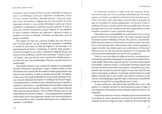 Escola pública e pobreza no Brasil
"trincheiras", que funcionam de diversos modos: atendendo "em pequenas
doses" às reivindicações sociais que, amplamente reconhecidas, poriam
em risco o projeto dominante; atenuando pressões e forças que pode-
riam tornar mais incisivas as disputas em torno dos sentidos da escola;
dispersando atenções e, nesse sentido, dificultando coesões que viessem
a possibilitar contraposições consistentes ao poder instituído. A escola se
torna uma trincheira mais potente, porque composta de uma infinidade
de novas e mutantes trincheiras que dispersam e capturam as ações, as
pressões e as forças em formação, trincheiras que funcionam como tal
porque se atualizam.
Nesse ângulo, fica claro que a escola se modifica, mas sob a forma de
uma "revolução passiva", em que inovações são capturadas e reabilitadas
no sentido da conservação de velhas prerrogativas e da restauração e do
aprofundamento de limites e destituições. É possível, ainda, postular o
sentido de "inovação" ao uso criativo e eficiente de velhas formas para dar
conta de novos problemas, articular novos interesses. O aspecto geral é
o de "atraso", mas o que está em curso é uma brutal e sórdida moderniza-
ção. Tudo bem que é uma modernização à brasileira, mas não deixa de ser
modernização.
Outro ponto a destacar é que o sentido de conjunto e as continuidades
das ações "transitórias", que passam a compor o âmbito escolar, só ficam
efetivamente claros quando são observadas as relações que produzem essas
ações em seus contextos e, só então, se remonta sua"sucessão". O conjunto,
de fato, não se forma pela similaridade de temas ou pela reiteração de for-
mas, mas pela atualização das funções. A revalidação das formas "antigas",
seu aprimoramento no sentido de maior eficiência nos novos contextos, a
expansão de seus alcances e o aprofundamento de seus efeitos comprovam
os nexos históricos entre as ações. Não se trata - como Gramsci mostrava
sobre inúmeras práticas liberais e como Lefebvre alertava acerca do uso
indiscriminado do conceito de sistema - de um programa bem constituído
desde sempre, mas de um programa que emerge como construção histórica,
inscrito nas práticas e ações, cuja forma difusa parece ser a condição de sua
expansão e consolidação.
Considerações.Jinais
As "instituições escolares" e a saúde escolar não instituem de fato
' '
uma matriz de ação que viria a se reproduzir indefinidamente. Em sentido
rigoroso, o formato e os propósitos característicos das instituições peries-
colares e da saúde escolar cedem lugar a outros formatos e propósitos tão
logo as necessidades de controle populacional e territorial do Estado se
modificam. Tornam-se, porém, matrizes de novas modificações. Seu traço
principal, nesse caso, é que modificam molecular e organicamente a escola,
tornando-a permeável a novas e sucessivas utilizações.
Cabe assinalar que a permeabilidade da escola é desejável, pois é ela que
garante a relação entre educação escolar e vida, relação cuja importância foi
tão insistentemente ressaltada por Gramsci. Mas, para isso, essa permeabi-
lidade não pode realizar-se em detrimento do sentido formativo da escola.
Deve ocorrer para aproximar conhecimento e vida, e não de secundarizar o
espaço reservado a uma relação ampla com o conhecimento. As "aberturas"
feitas na escola em todo esse percurso poderiam tê-la enriquecido. Mas
estiveram predominantemente a serviço de outros propósitos.
Tendo em vista a prevalência de objetivos restritos e sua utilização ins-
trumental para propósitos despregados de um projeto de sociedade efetiva-
mente amplo e democrático, capaz de envolver"os estratos mais profundos
da sociedade", conforme Gramsci, a escola pública elementar, quanto mais
incorporou os pobres, tanto mais se tornou pobre. Uma pobreza, por certo,
material. Mas essa pobreza material é apenas a forma mais visível de uma
pobreza mais ampla, de objetivos. O principal empobrecimento da escola
pública elementar d~u-se neste sentido: seus objetivos tornaram-se mais
restritos e sua utilização para responder tópica e seletivamente aos problemas
sociais tornou inevitável sua desqualificação para o ensino.
. É nesse sentido que a educação de baixa qualidade não é, em si, uma
política. É o resultado inevitável de outros propósitos postos no lugar de
uma integração social pautada na democratização ampla das relações e das
instituições.
Éimportante observar os traços e conteúdos que decorrem dessa forma
de produção da escola, apreensíveis nas formas de aprofundamento das
utilizações da escola ao longo do tempo. A análise de sucessivos programas
33 I
 