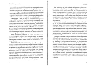 Escola pública e pobreza no Brasil
mente traçado com esse fim. As formas históricas assumidas pelas institui-
ções sociais são irredutíveis aos projetos a elas dirigidos. Elas são sempre
expressão do encontro e do choque entre múltiplos projetos e ações, que
nem sempre se dirigem à sua organização, mas que ainda assim participam
da sua produção. Essa não subordinação absoluta das instituições aos projetos
é o que abre a possibilidade de disputa de seus sentidos. Daí a necessidade
de afirmar essa perspectiva na investigação e na análise da escola.
Por outro lado, a escola que chega aos pobres também não pode ser
compreendida "em negativo", como mero resultado do malogro de proje-
tos. Ela deriva, em boa medida, de certa funcionalidade que adquire para o
Estado brasileiro em formação. O "insucesso"de projetos, a insuficiência de
investimentos, o descompasso entre quantidade e qualidade, entre outros
aspectos, não são causas da não realização, no Brasil, de uma escola pública
próxima à que se formou nos países de capitalismo avançado, mas expressões
do lugar secundário que as funções educativas ocupam na formação da es-
cola pública brasileira, tendo em vista o papel que ela passa gradualmente
a assumir na gestão da pobreza.
Não há aqui, portanto, a defesa de que a forma da escola decorreria
da pura contingência da história ou da "força do destino". Ao contrário,
quer-se afirmá-la e entendê-la como expressão de relações mais amplas,
que penetram e excedem os projetos formais que são apresentados como
seus produtores.
A especificidade da escola brasileira não pode ser dissociada de um
conjunto de relações políticas, econômicas e sociais implicadas na formação
societária brasileira e num processo de formação incompreensível do Esta-
do, se não se leva em conta o modo de inserção do Brasil numa formação
econômico-social de largo espectro, capitalista. Afinal, como Florestan
Fernandes já mostrou em análises feitas na década de 1970, trata-se de
um Estado fortemente orientado por projetos de inserção econômica e
cultural mundial que renovam e aprofundam continuamente uma condição
capitalista dependente, sustentadora de uma elite que, para atualizar seu
poder, precisa garantir, de forma regular, uma integração parcial - por
vezes absolutamente residual - de imensas parcelas sociais.
28
Introdução
Essa "integração" está sendo realizada, em boa parte, e talvez princi-
palmente, via escola pública, para uma parcela da população que jamais
participará de qualquer inserção mais ampla. Daí a atenção obrigatória às
relações sociais que atuam na produção da escola e, consequentemente, à
sua apreensão não apenas na organização sistêmica própria do setor edu-
cacional, mas também na política social e, ainda, numa esfera mais ampla
de relações a partir das quais são engendrados usos e utilizações da escola
que acabam se tornando elementos ativos (Gramsci, 20oob) em sua for-
mação histórica.
A apreensão da formação da escola sob essa perspectiva implicou ên-
fase em suas inserções tanto em âmbitos bem mais vastos que a "política
educacional" quanto em processos de mais longa duração, exigindo es-
colhas, bastante difíceis, de processos, eventos e fenômenos a partir dos
quais fosse possível rastrear essas inserções e seus "efeitos" para a forma-
ção da escola. O foco na questão da pobreza orientou essas escolhas, e o
resultado é uma interpretação da escola pública elementar brasileira com
base nas tentativas de sua utilização em sentidos que excedem o âmbito
"educativo escolar".
A tentativa de apreender a inscrição de processos recentes em processos
de longa duração impediu a adoção de periodizações precisas. No entan-
to, ao longo do acompanhamento de processos variados, caracterizados
por andamentos e marcos temporais convergentes sob certos aspectos e
dissonantes sob outros, destacaram-se momentos de referência que, sem
engessar a análise em fronteiras temporais rígidas, permitiram contextua-
lizar os processos e situá-los uns em relação aos outros. Os períodos que
~orrespondem, respectivamente, à permanência prolongada de Getúlio
Vargas na Presidência da República (1930-45), ao regime militar (1964-85)
e às duas gestões de Fernando Henrique Cardoso (1995-2002) tornaram-
-se os pontos de referência, especialmente porque a maior duração dessas
gestões permitiu a consolidação de linhas de ação e projetos cujo sentido de
conjunto ajuda a rastrear nexos entre as mudanças econômicas no Estado
e na escola.
 