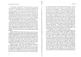 Escola pública e pobreza no Brasil
A esse respeito, é importante reconhecer que tenho certa consciência
dos riscos (fico com a ilusão de que se a consciência fosse completa eu não
os correria... ) compreendidos numa interpretação debruçada sobre tal
extensão de tempo e, em seu interior, sobre três momentos de tão com-
plexa definição. Como ré confessa, porém, limito-me a argumentar, em
minha defesa, que não busquei, por esse meio, apresentar uma erudição que
certamente não tenho. Percorrer processos tão amplos e complexos, que
en~olvem domínios tão variados, foi um duro exercício de aprendizagem.
Dai que numerosas passagens deste livro decorrem, exatamente, de minha
tentativa de entendimento, e não de minha capacidade de explicação.
De toda forma, admito que não sou portadora de nenhuma santidade;
é também importante assinalar que, apesar de meus limites nesses percur-
sos, não me furtei a certo sentimento de insurgência, ao entrar, ainda que
com limites, em áreas "não autorizadas". São imprudências que me causam
medo, mas que assumo com alegria, especialmente porque foram 0 meio
de que eu dispunha para entender melhor um problema de tão complexa
definição e tão central, de meu ponto de vista, no debate político e social
brasileiro.
Quanto à referência a uma escala nacional, busquei resolvê-la por dois
principais meios. De um lado, a análise está centrada nas políticas de alcance
nacional e na legislação federal, assim como em dados estatísticos referentes
à mesma escala. De outro, o rastreamento de significados mais profundos dos
fenômenos e fatos selecionados nessas fontes amplas foi tentado por meio
de outras fontes, como relatos orais, matérias jornalísticas e documentos
d~ instituições locais, a partir das quais tive acesso a casos que, a rigor,
nao podem ser generalizados, mas representam a variedade de formas de
manifestação de um mesmo fenômeno ou de fenômenos próximos.
Concorreram para o acesso a essas fontes duas práticas irredutíveis
ao trabalho de pesquisa: minha atuação como professora e como mem-
bro representante da Universidade do Estado do Rio de Janeiro (Uerj)
no Conselho de Acompanhamento e Controle Social do Programa Bolsa
Escola Federal, no município de São Gonçalo. Diversos aspectos tratados
neste livro, como os casos dos "anexos escolares" e dos "turnos da fome",
1
r:
Introdução
só se tornaram visíveis por meio dos relatos de alunos e alunas - muitos
dos quais já são professores e, ainda, trazem a rica e dolorida vivência de
pais de alunos de escolas públicas - durante as aulas de estrutura efuncio-
namento do ensino, políticas públicas e educação e prática pedagógica, disciplinas
lecionadas por mim na Faculdade de Formação de Professores da Uerj, em
São Gonçalo (RJ), no período de elaboração da tese que deu origem a este
livro. A atuação no conselho, por sua vez, não só me propiciou a vivência
direta de situações impressionantes que brotam das novas tarefas da escola
na gestão da pobreza, como me forneceu pistas a partir das quais foi possível
rastrear informações institucionais relativas a outros municípios. A essas
duas experiências e às pessoas nelas envolvidas devo, talvez, a parte mais
importante das informações que vieram a dar vida e sentido aos dados "sem
dor"- como disse uma vez Mário Quintana a respeito da matemática e das
informações quantitativas - extraídos de documentos governamentais e
estatísticos. Algumas informações, inclusive, me permitiram importantes
reorientações na pesquisa desses documentos. Essas informações e sua
discussão ganharam, no texto, a disposição que passo a expor.
No capítulo inicial, "A escola brasileira: primeiras aproximações", em-
preendo uma discussão geral do problema, apresentando as referências
teóricas que me permitem delinear marcos conceituais e metodológicos,
bem como o percurso investigativo e analítico. Não se trata, porém, de
um "capítulo teórico". Primeiro, porque se desdobra, desde o primeiro
momento, do quadro geral mais recente das mudanças no campo escolar
relacionadas à"reforma educacional" no governo Fernando Henrique Car-
doso, ponto de partida e chegada de toda a investigação. Segundo, porque
não esgota nem antecipa por completo as referências e construções· con-
ceituais e analíticas que, a rigor, continuam a se desenvolver ao longo dos
demais capítulos. Nesse capítulo, debatendo as tensões e irredutibilidades
entre escola e educação escolar, levanto aspectos indicativos de que a reforma
educacional realizada ao longo do governo Fernando Henrique Cardoso
filia-se a antigos ideários de modernização que, por meio de discursos e
ações aparentemente centrados na eficiência e na produtividade da escola,
3 1
 