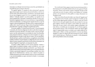 Escola pública e pobreza no Brasil
dissimulam sua utilização instrumental para outros fins, aprofundando sua
desqualificação para as funções educativas.
No segundo capítulo, "A expansão da oferta educacional", apresento
alguns dos principais traços do sistema educacional brasileiro, com foco no
nível de ensino mais elementar (hoje, ofundamental, com duração mínima
de nove anos obrigatória a partir de 20 r o), na expansão dos marcos que
definem a "educação mínima" e sua oferta pública e na expansão de seu
alcance populacional. A discussão é inicialmente referida aos marcos esta-
belecidos na legislação federal, em termos de direitos e responsabilidades
relativos à escolarização, e aos dados gerais de expansão da oferta, no que diz
respeito à cobertura populacional. São dados, porém, complementados por
análises sobre o tipo de escola que chega à maioria da população brasileira,
particularmente os grandes contingentes populacionais pobres.
No terceiro capítulo,"O robustecimento da escola", o tema da expansão
é retomado, sob a Ótica da configuração da esfera escolar além dos aspectos
referentes ao processo educativo, em sentido restrito, expresso principal-
mente, mas não exclusivamente, nas atividades de ensino. São discutidas,
numa perspectiva histórica, utilizações da escola exemplares do esgarça-
mento progressivo da esfera escolar além do ensino e em seu detrirnento.
Abordo, portanto, a política social brasileira, sua significativa subordinação
à política econômica e sua participação na configuração da escola como uma
espécie de posto avançado, que permite às forças políticas dominantes um
canal privilegiado de negociação e recomposição do poder.
No quarto e último capítulo, "O novo ciclo de expansão", examino o
quadro amplo de mudanças mundiais, a partir da década de 1970, e suas
implicações nas mudanças na educação, na década de r 990. Retomo adis-
cussão da reforma educacional empreendida no governo Fernando Henrique
Cardoso, apresentando algumas de suas principais medidas, bem como
alguns de seus desdobramentos e derivas, com o objetivo de analisar os
sentidos da expansão escolar então realizada, tendo em vista sua subordinação
e suas instrumentalidades ao ajuste estrutural do Estado e à reorientação
da política social.
32
Introdução
Nas considerações finais, agrego os aspectos que permitem perceber o
funcionamento da escola pública fundamental como uma espécie de "Estado
dos pobres". Discuto, nesse sentido, o quanto a"ampliação" da esfera escolar
acaba sendo um meio de operar, conforme uma dinâmica de "revolução
passiva", um encurtamento da esfera pública no campo educacional e no
da política social.
Todo o meu esforço foi para desvendar o que chamo de "segundo eixo"
de p::-odução da escola, formado a partir da migração de tarefas que têm
por fim realizar alguma gestão da pobreza. O objetivo, nesse caso, não foi
tratar esse eixo como parte legítima da escola, mas reconhecê-lo como sua
parte orgânica e deixá-lo mais exposto a outros olhares que, atentos aos
efeitos que ele opera, devido a essa condição orgânica, proponham, com
mais clareza, os caminhos para sua superação. Se, em diversos aspectos,
não foi possível avançar, a não ser levantando indícios que dessem algum
suporte à argumentação, penso, no entanto, que os passos dados já con-
tribuem para o debate e as lutas, que haverão de se tornar mais densas,
alargando os espaços de disputa pela democratização da escola e abrindo
novos caminhos para que o Brasil possa ser pensado e vivido plenamente
pelos mais profundos estratos da sociedade.
33
 